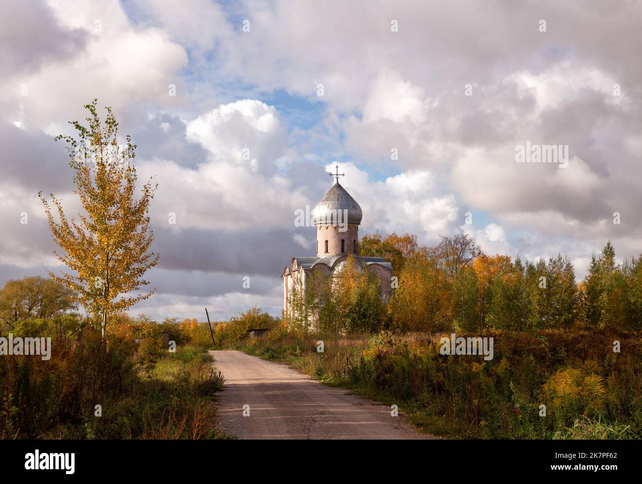 Chiesa del Salvatore sulla collina di Nereditsa vicino a Novgorod. Panorama autunnale con antica chiesa ortodossa russa Foto Stock