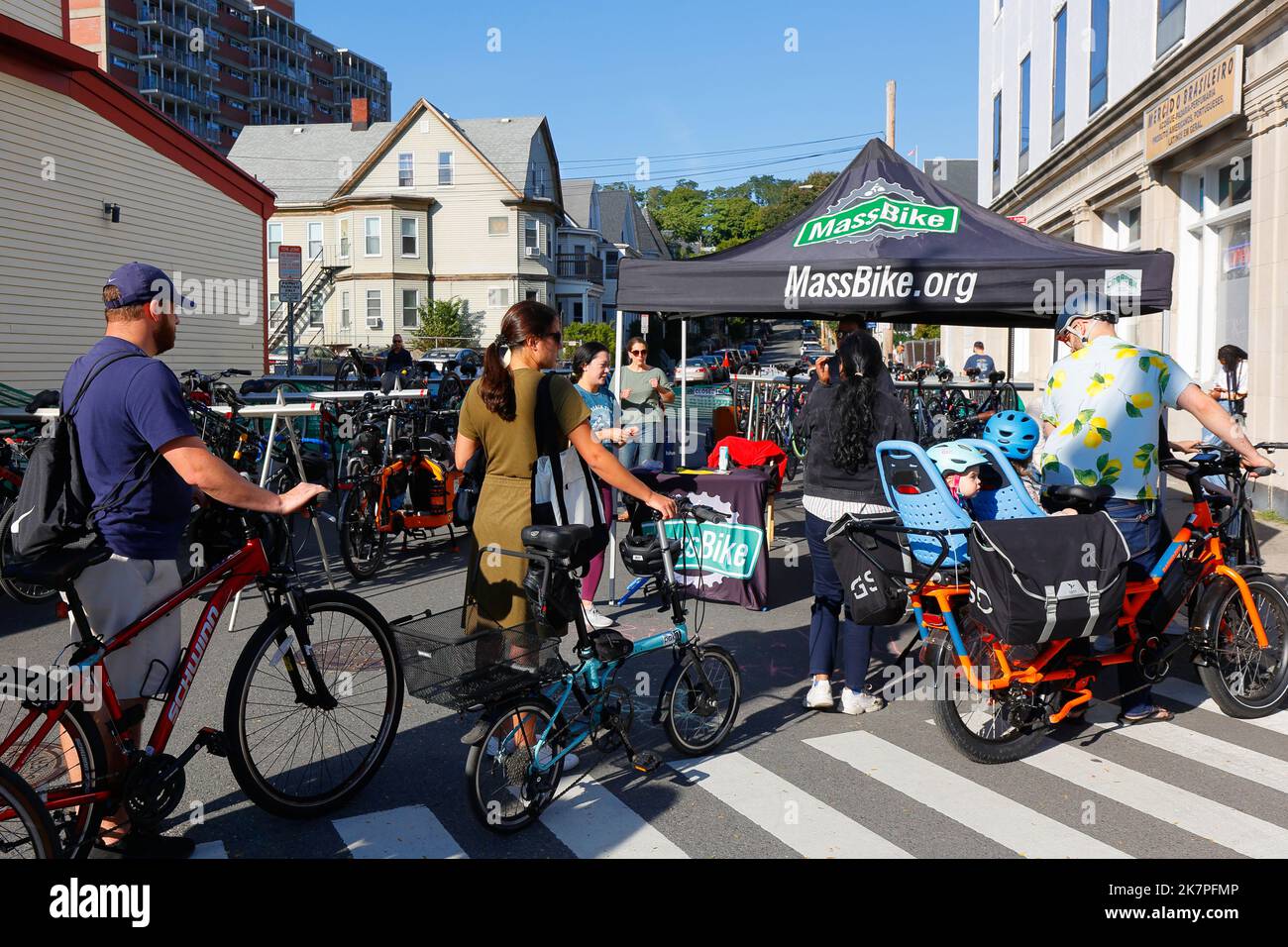 Persone in coda per il servizio di parcheggiatore bici, servizio gratuito di parcheggio bici gestito da MassBike al What the Fluff Festival di Somerville, Massachusetts Foto Stock