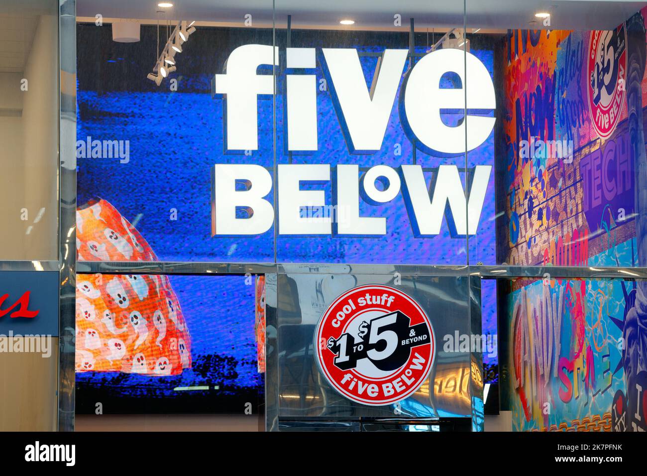 Five below logo alla loro Fifth Avenue flagship a Manhattan, New York. 5 sotto è una catena di depositi di sconto simili ad un deposito del dollaro ma sotto $5 Foto Stock