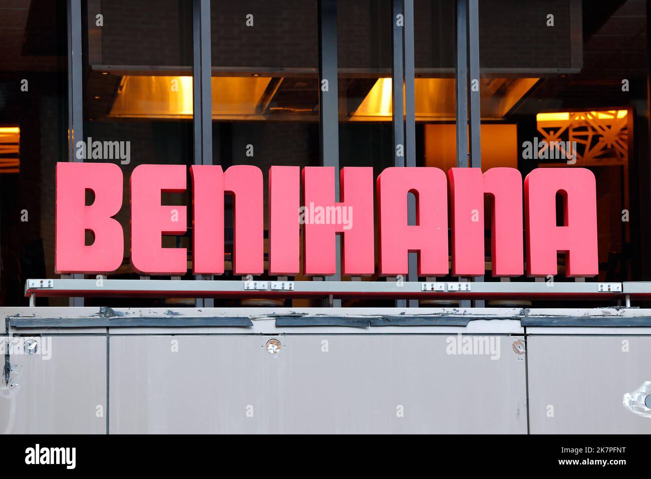 Logo di Benihana nella loro posizione West 56th St Midtown Manhattan. La catena mondiale di ristoranti teppanyaki Giapponesi e' famosa per il divertimento Foto Stock