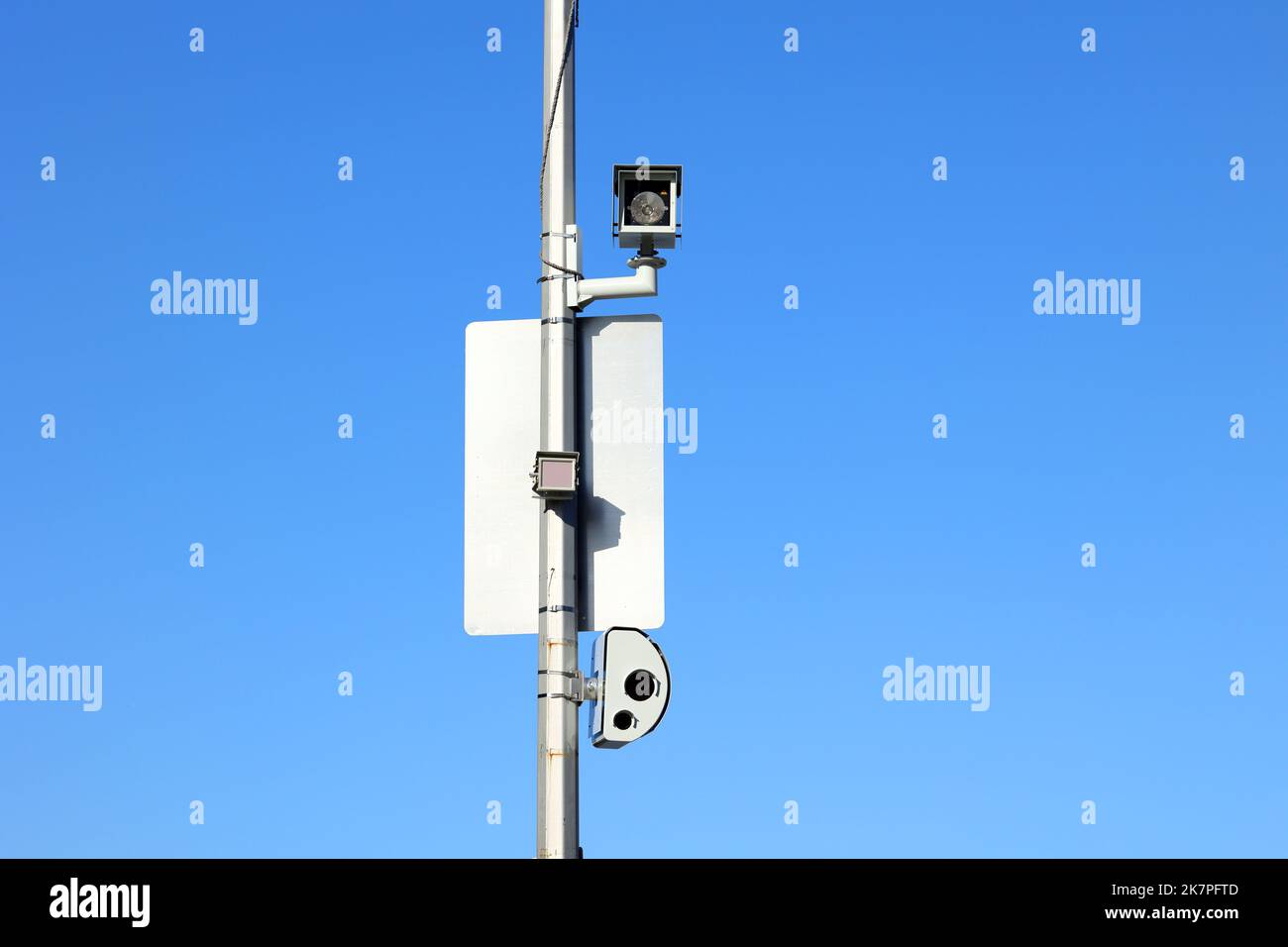 Una telecamera di velocità NYC, uno stroboscopico e un sensore radar 3D montati su un palo. Le autovelox sono montate in varie intersezioni e vicino a scuole Foto Stock