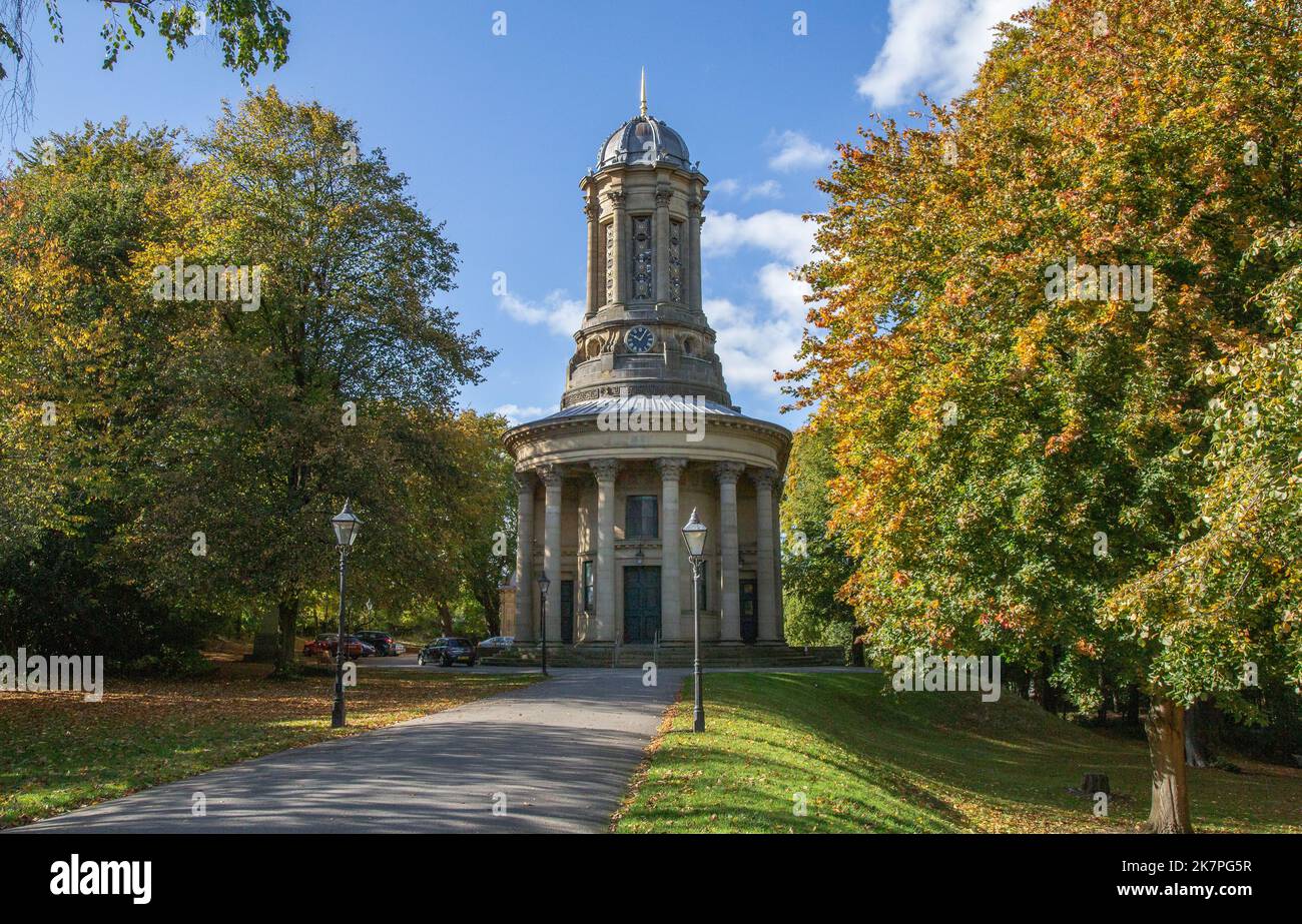 Saltaire ha Unito la Chiesa riformata in autunno. Questa famosa chiesa vittoriana fu costruita da Sir Tito Salt nel 1859. Saltaire è un sito patrimonio dell'umanità. Foto Stock