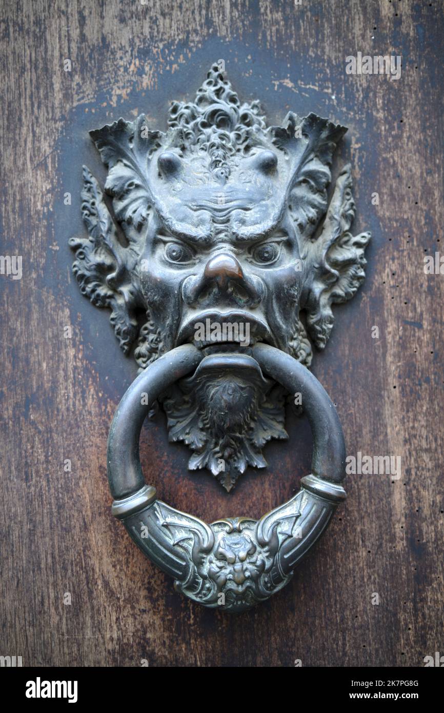 Porta ornata Knoccker Firenze Italia Foto Stock