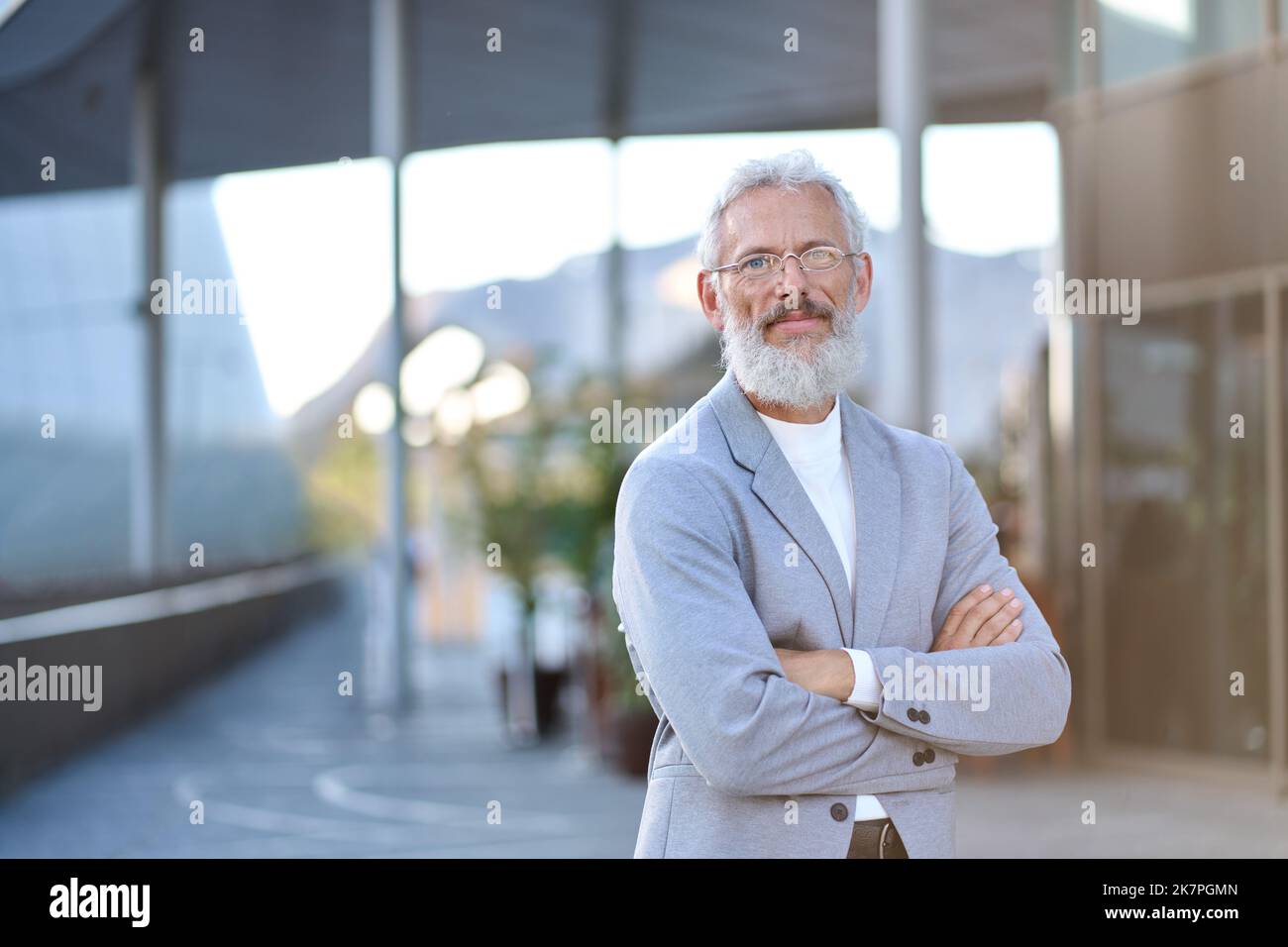 Sicuro felice vecchio uomo maturo di affari levante in piedi all'aperto, ritratto. Foto Stock