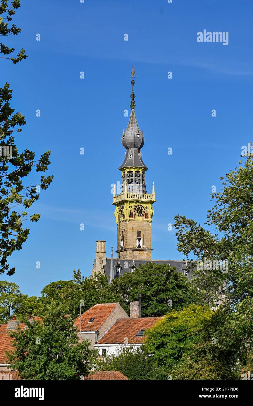 Veere, Paesi Bassi - 2022 agosto: Alta torre dell'orologio del municipio o Stadhuis a Veere nella regione Zeeland Foto Stock