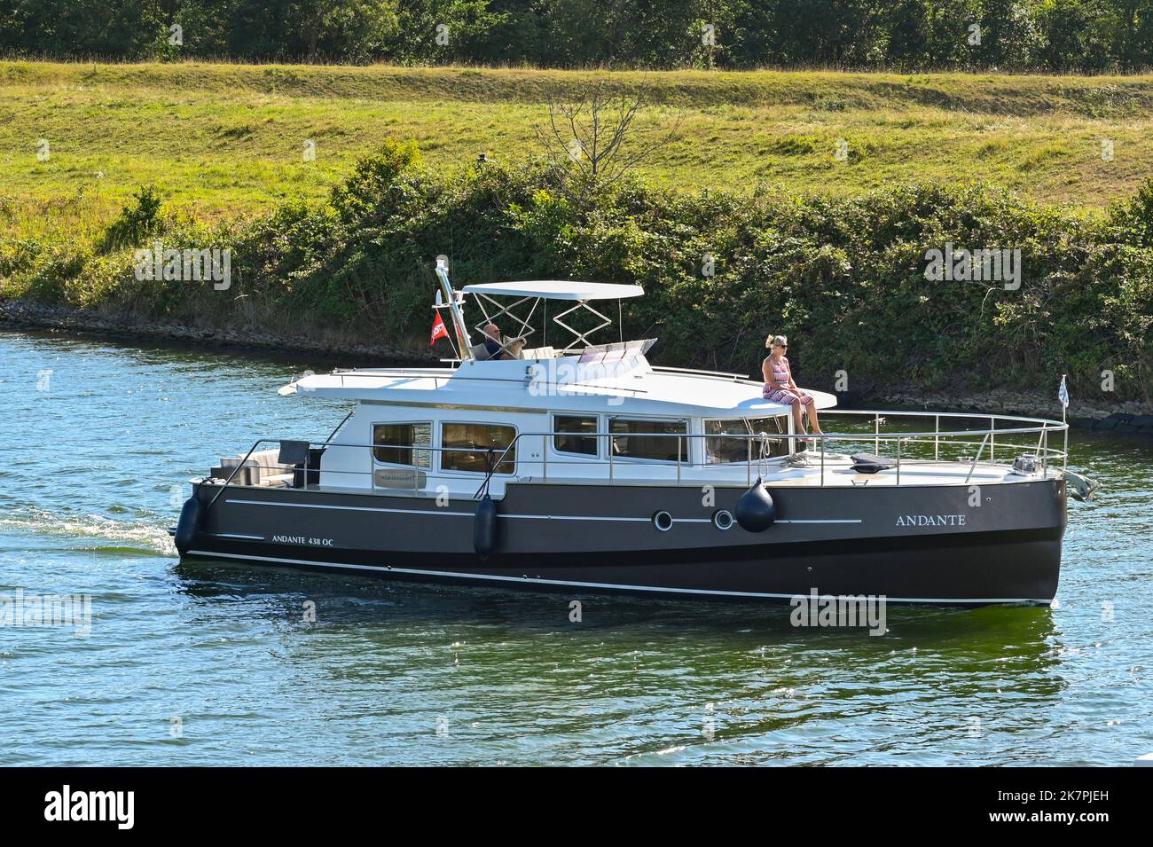 Veere, Paesi Bassi - Agosto 2022: Persone su un lussuoso yacht a motore che naviga sul canale vicino alla città di Veere Foto Stock