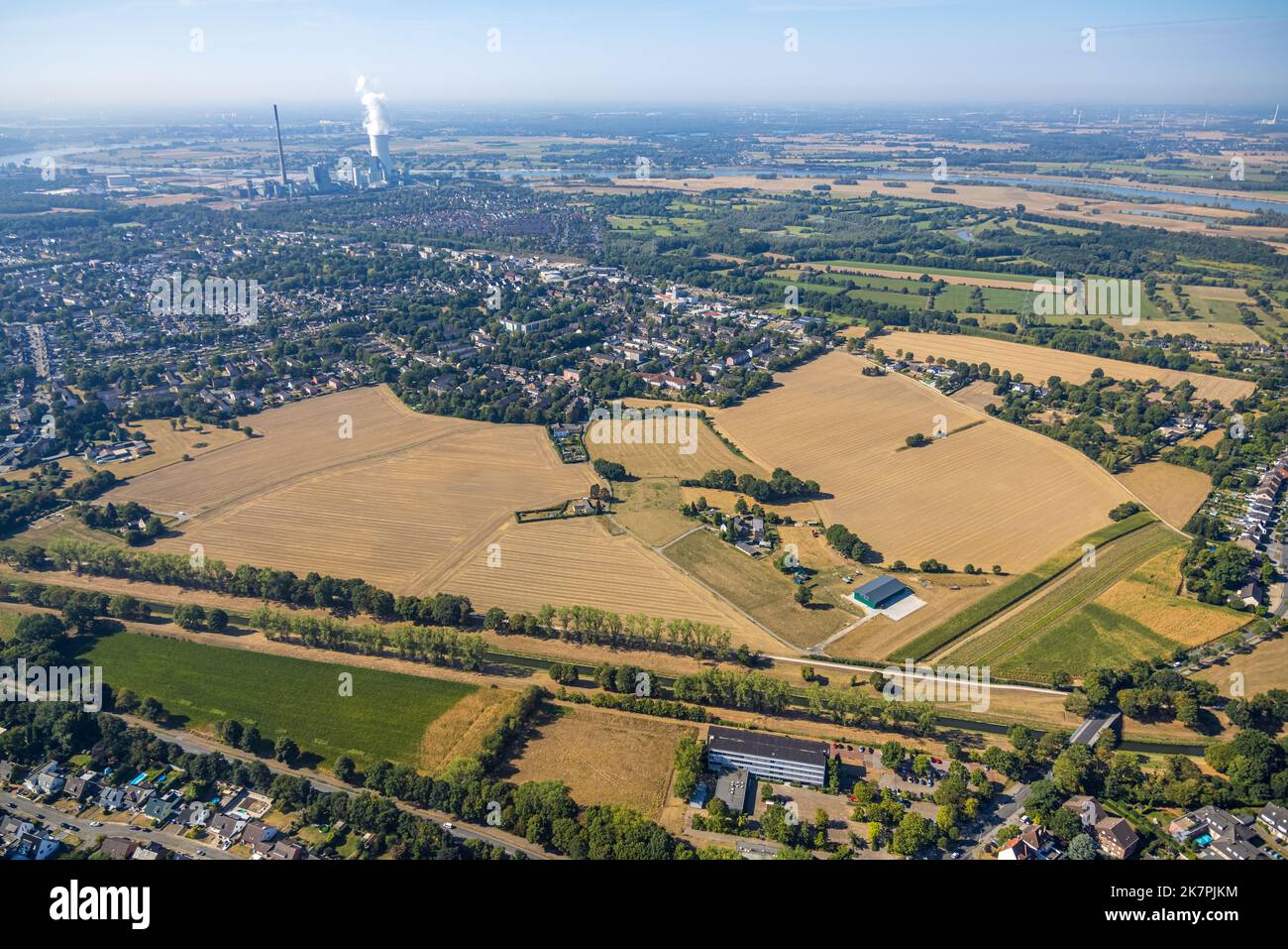 Vista aerea, prati e campi tra Mühlenstraße e August-Schmidt-Straße sul fiume Emscher, vista alla centrale elettrica Walsum, Eppinghoven, Dinslake Foto Stock