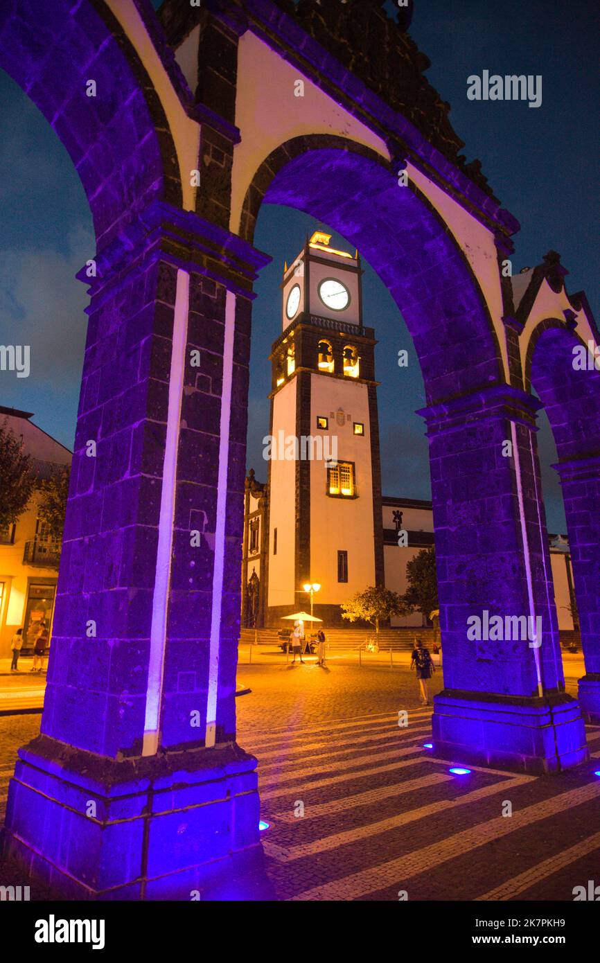 Portogallo, Azzorre, Isola di Sao Miguel, Ponta Delgada, Portas da Cidade, City Gates, Igreja Matriz, Foto Stock