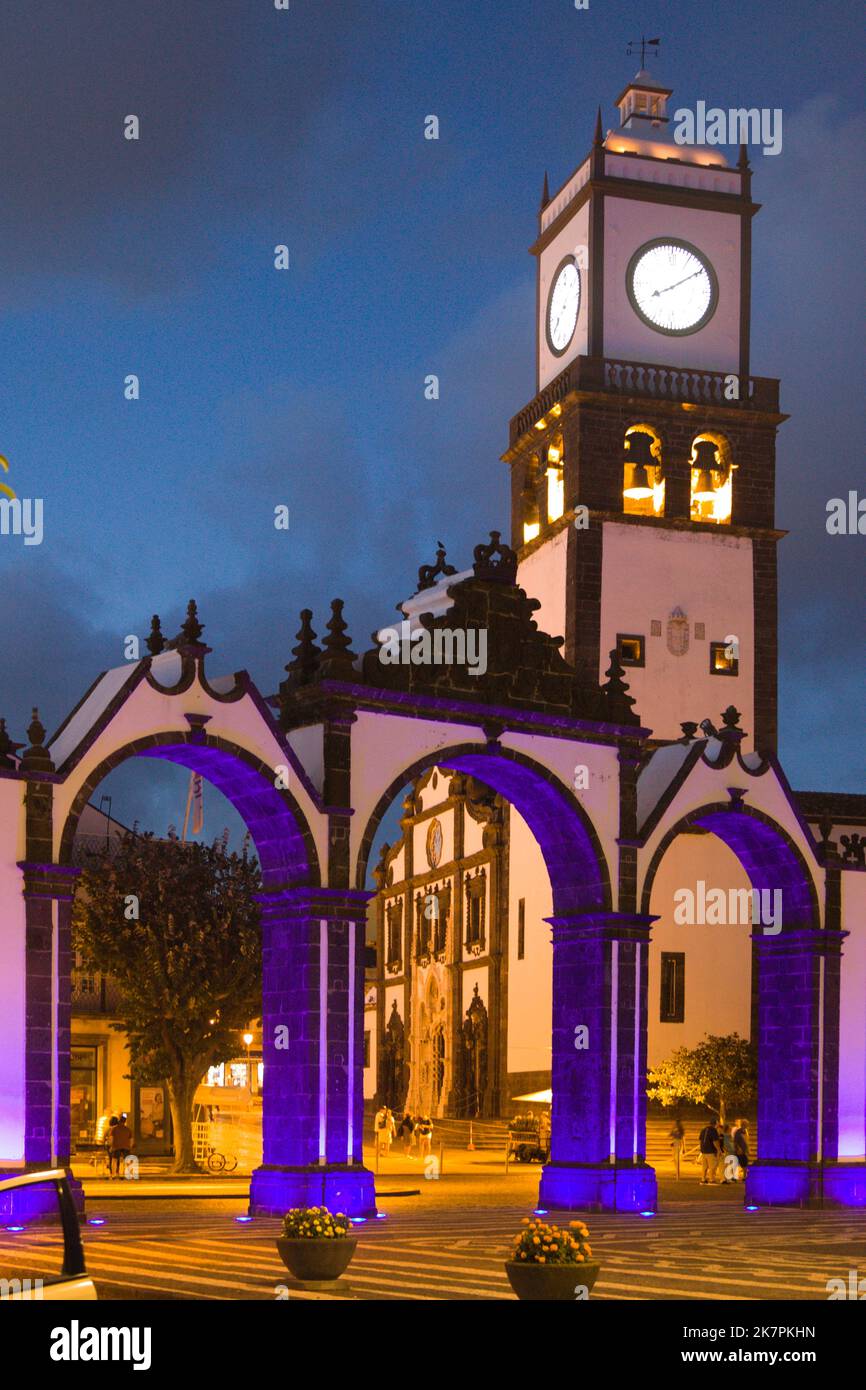 Portogallo, Azzorre, Isola di Sao Miguel, Ponta Delgada, Portas da Cidade, City Gates, Igreja Matriz, Foto Stock