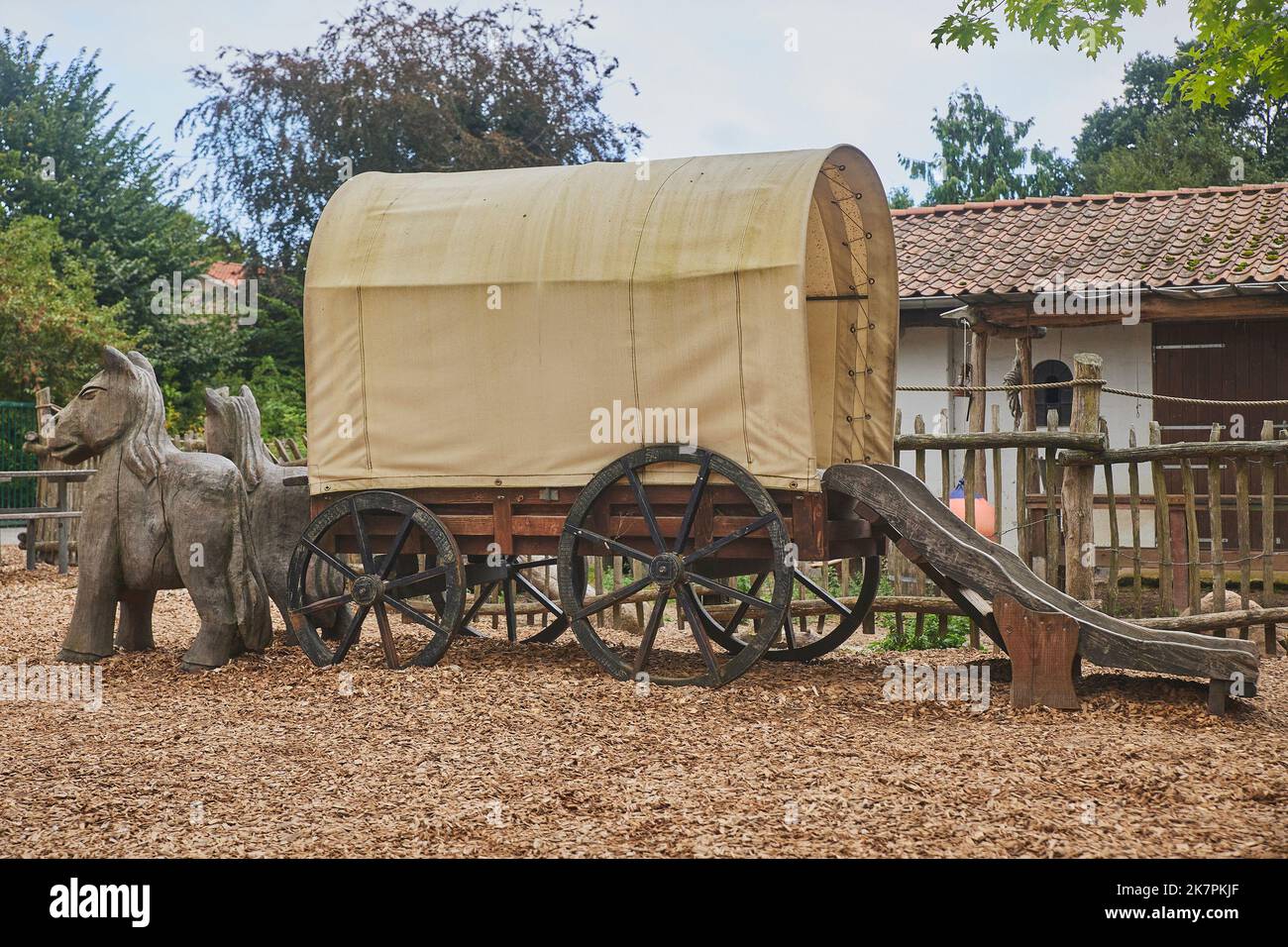 Carrello giocattolo con cavalli in un parco giochi in Danimarca Foto Stock