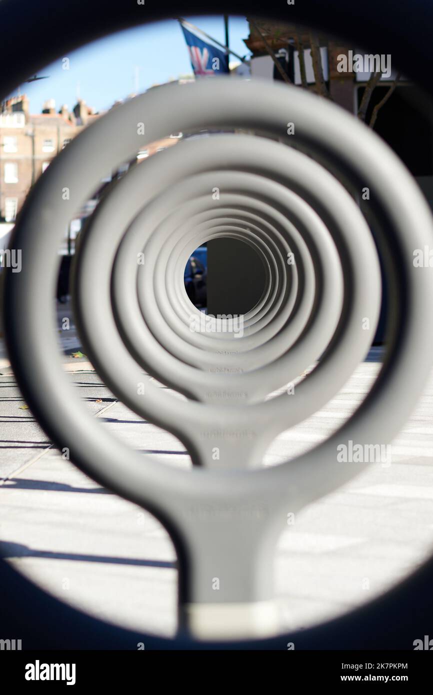 disegno circolare a forma di tubo con sfocato primo piano sulla strada cittadina Foto Stock