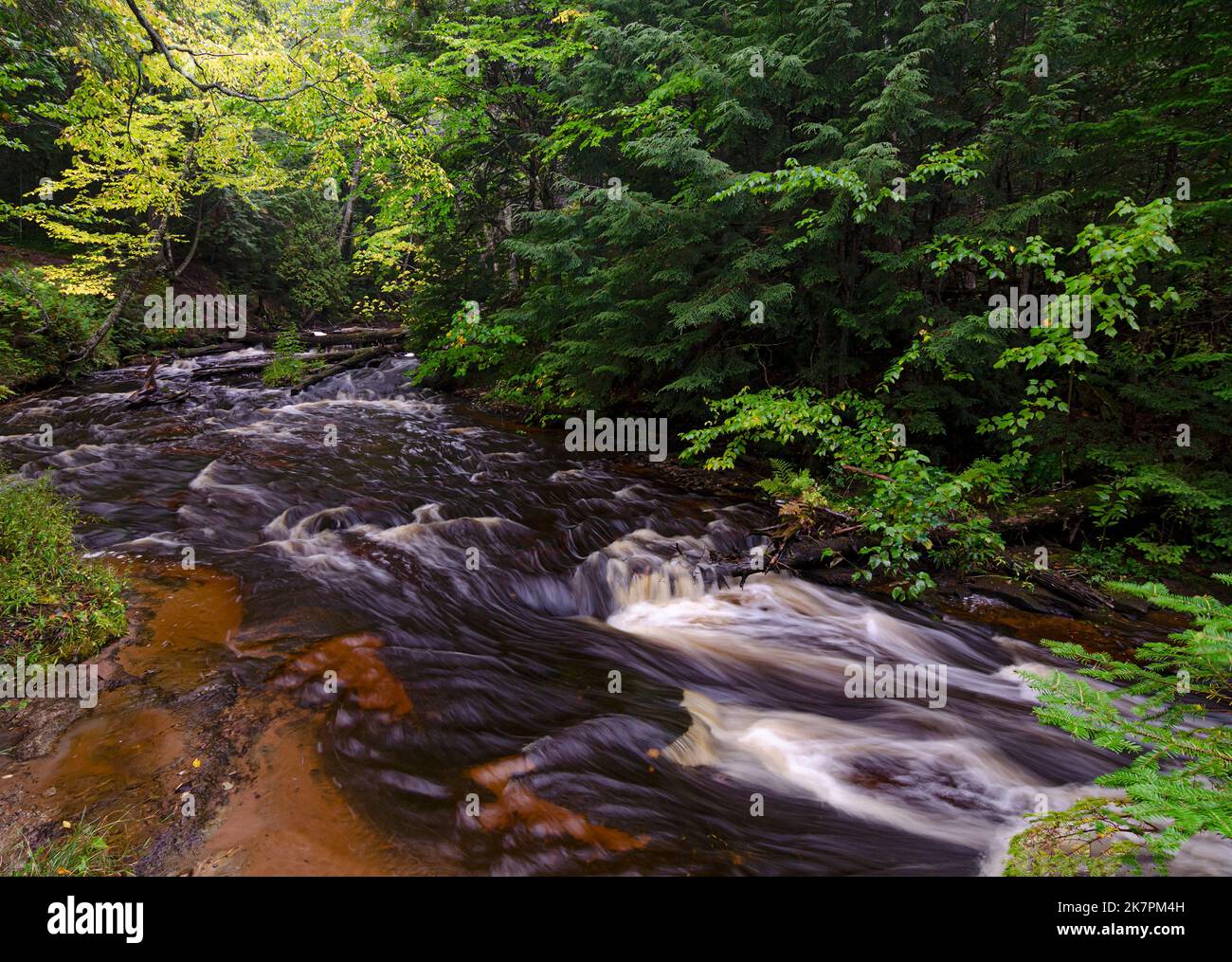 Le rapide del fiume Hurricane sono appena a monte della foce del fiume, nella foto Rocks National Lakeshore nella contea di Alger, Michigan Foto Stock