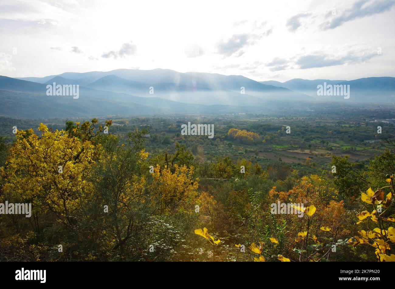 Pacentro - Abruzzo - Italia - la Val Peligna con le nebbie mattutine che si dissolvono gradualmente Foto Stock