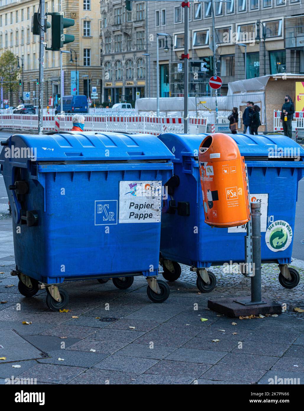 Contenitori per rifiuti blu al Roadside, Berlino, Germania Foto Stock