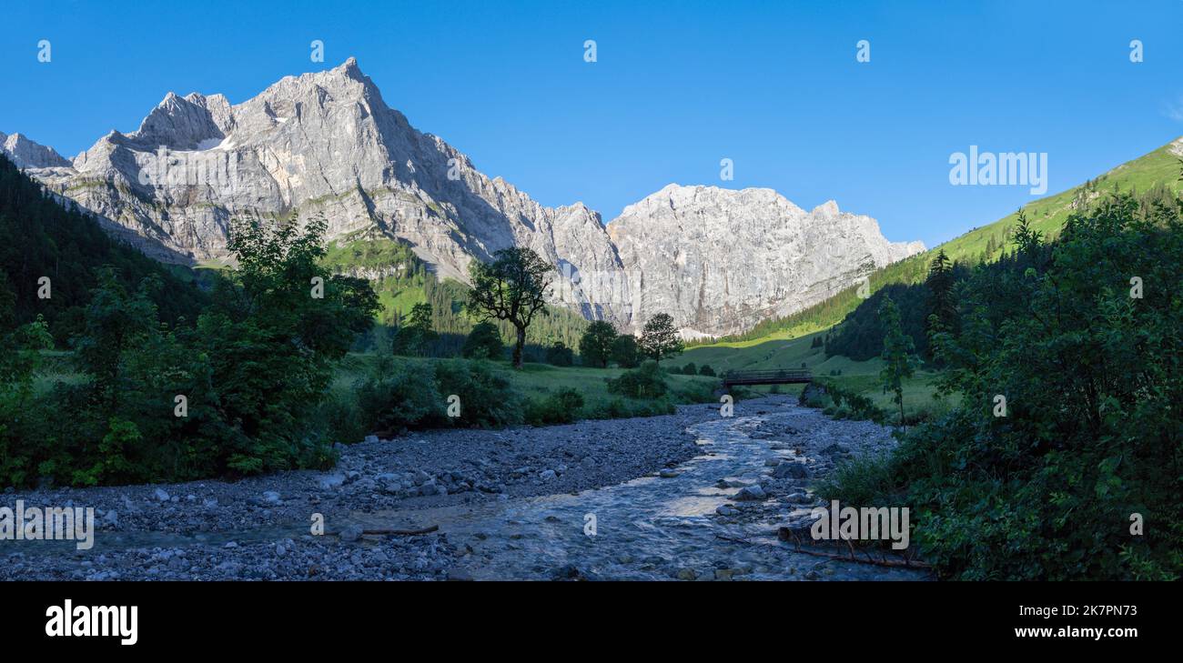 Il panorama mattutino delle pareti nord dei monti Karwendel - pareti di Spritzkar spitze e Grubenkar spitze da Enger alto - Grosser Ahornboden muro Foto Stock