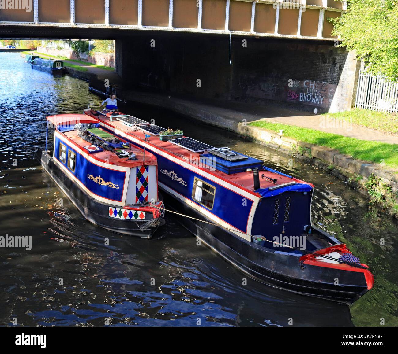 Il canale di Leeds e Liverpool riapre a seguito di restrizioni d'acqua e la barca stretta del canale "Inertia" e il suo maggiordomo, Wigan volo di chiuse Foto Stock