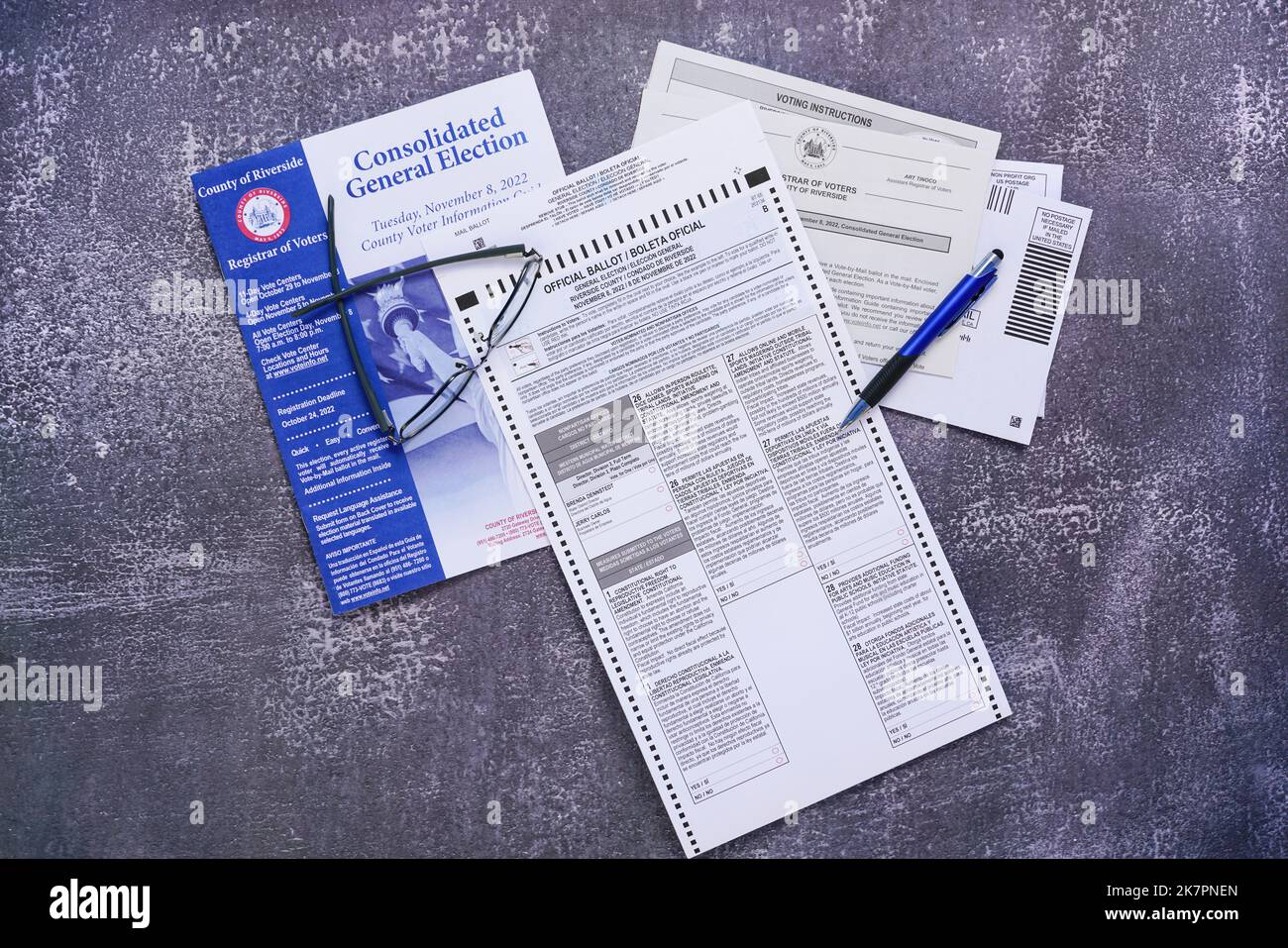 Lago Elsinore, CA, USA - 18 ottobre 2022: 2022 California materiali elettorali di Midterm. Foto Stock