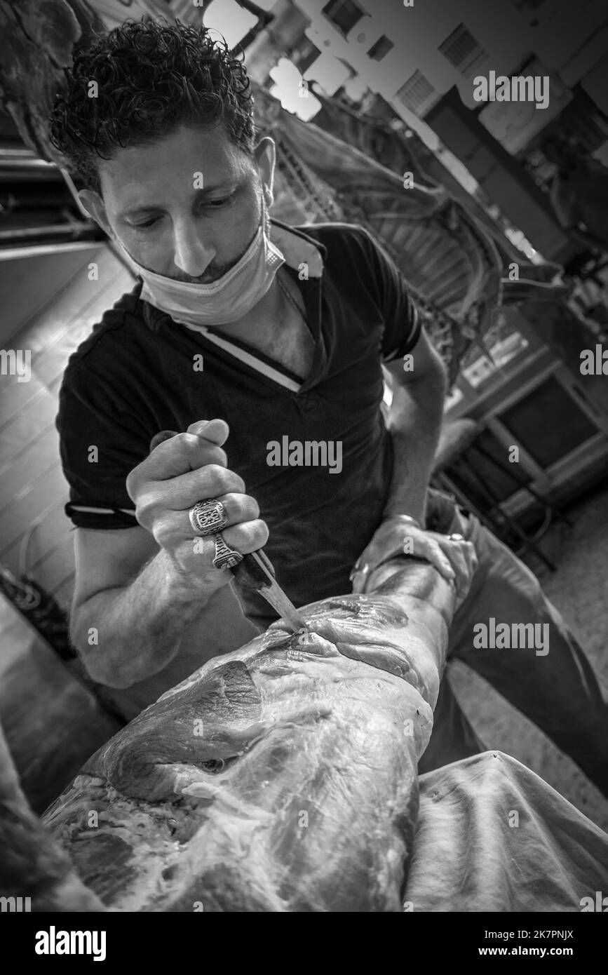 Amman, Giordania - Ottobre 06 2021: Mercato centrale nella capitale Amman, macellaio artistico che lavora sulla carne in un vecchio negozio , Foto Stock