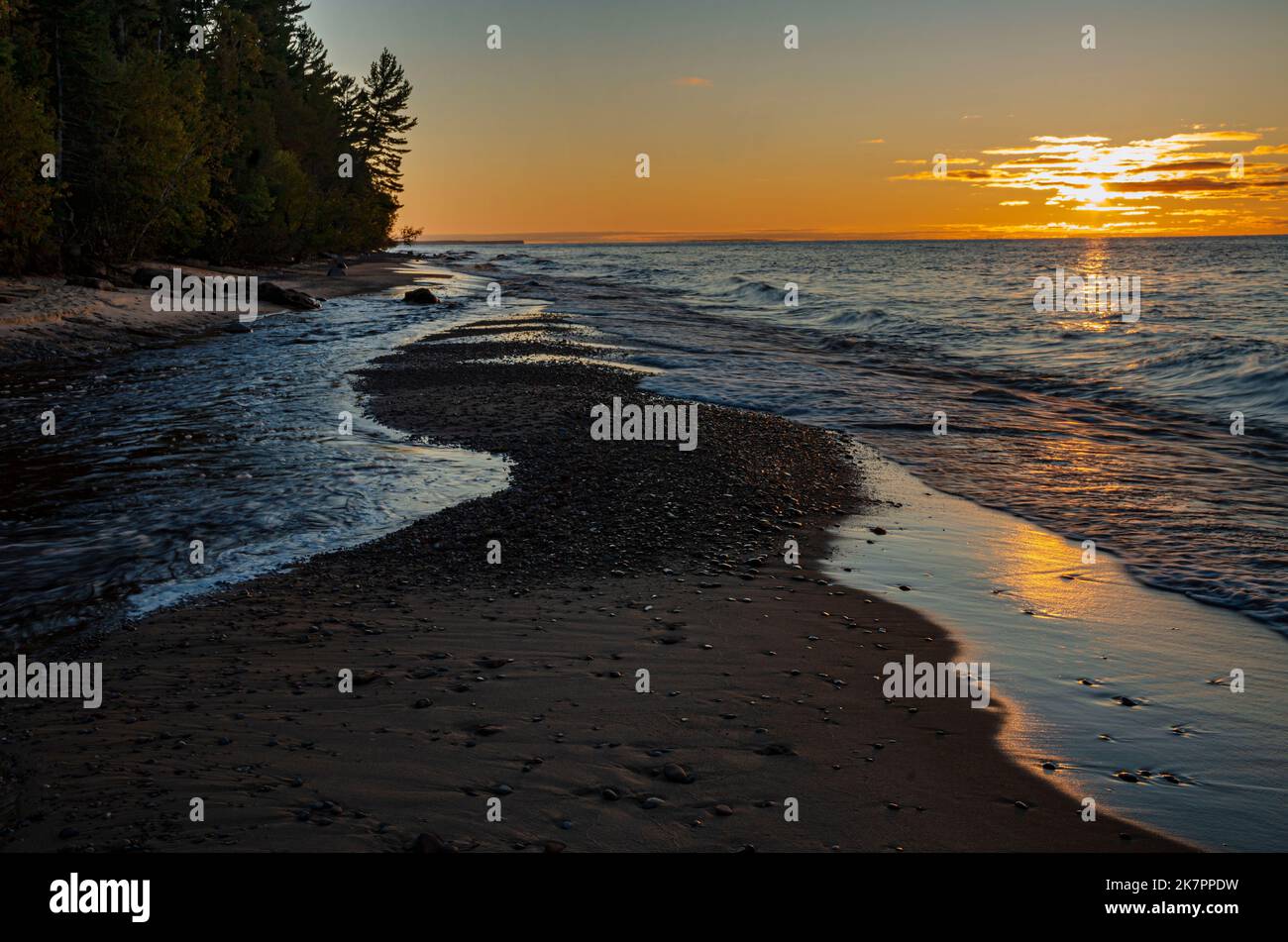 Il fiume Hurricane scorre fuori dalla foresta e incontra le acque del lago superiore, nella foto Rocks National Lakeshore, Alger County, Michigan Foto Stock