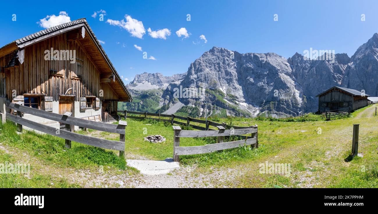 Le pareti nord dei monti Karwendel con il tipico chalet - Hahnkampl e le vette di Lamsen spitze. Foto Stock