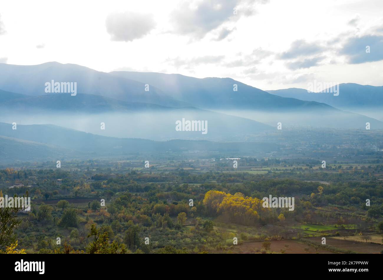 Pacentro - Abruzzo - Italia - la Val Peligna con le nebbie mattutine che si dissolvono gradualmente Foto Stock