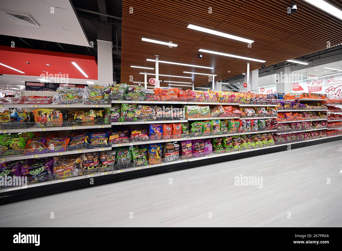 New York, Stati Uniti. 18th Ott 2022. Sacchetti di caramelle in esposizione presso un negozio Target in preparazione per Halloween, nel quartiere di Queens, New York City, 18 ottobre 2022. Secondo l'ultimo rapporto sull'inflazione dell'Ufficio di statistica del lavoro, i prezzi sono aumentati del 13,1% rispetto all'anno scorso. (Foto di Anthony Behar/Sipa USA) Credit: Sipa USA/Alamy Live News Foto Stock