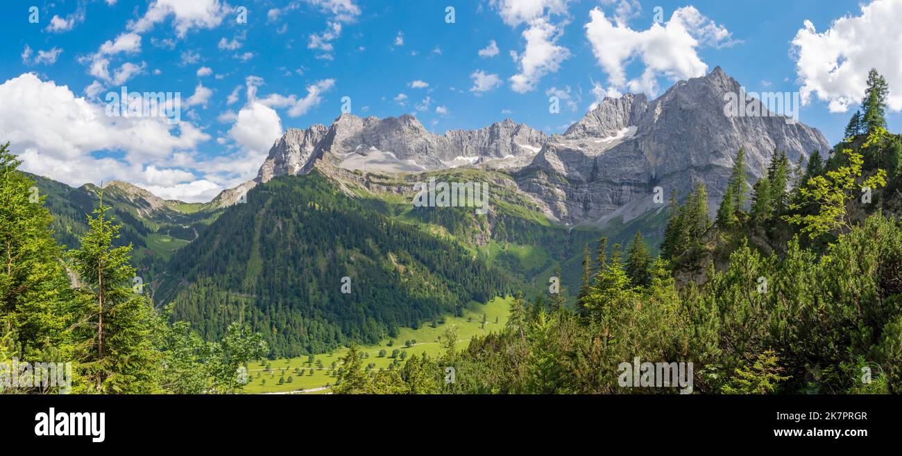 Le pareti nord dei monti Karwendel - Hahnkampl e Lamsen spitze picchi. Foto Stock