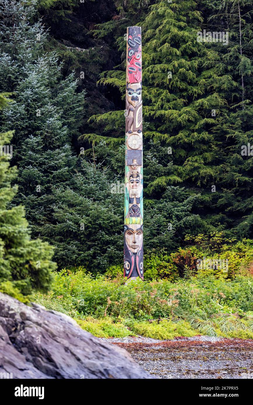 Centennial Totem Pole al Sitka National Historical Park - Sitka, Alaska, USA Foto Stock