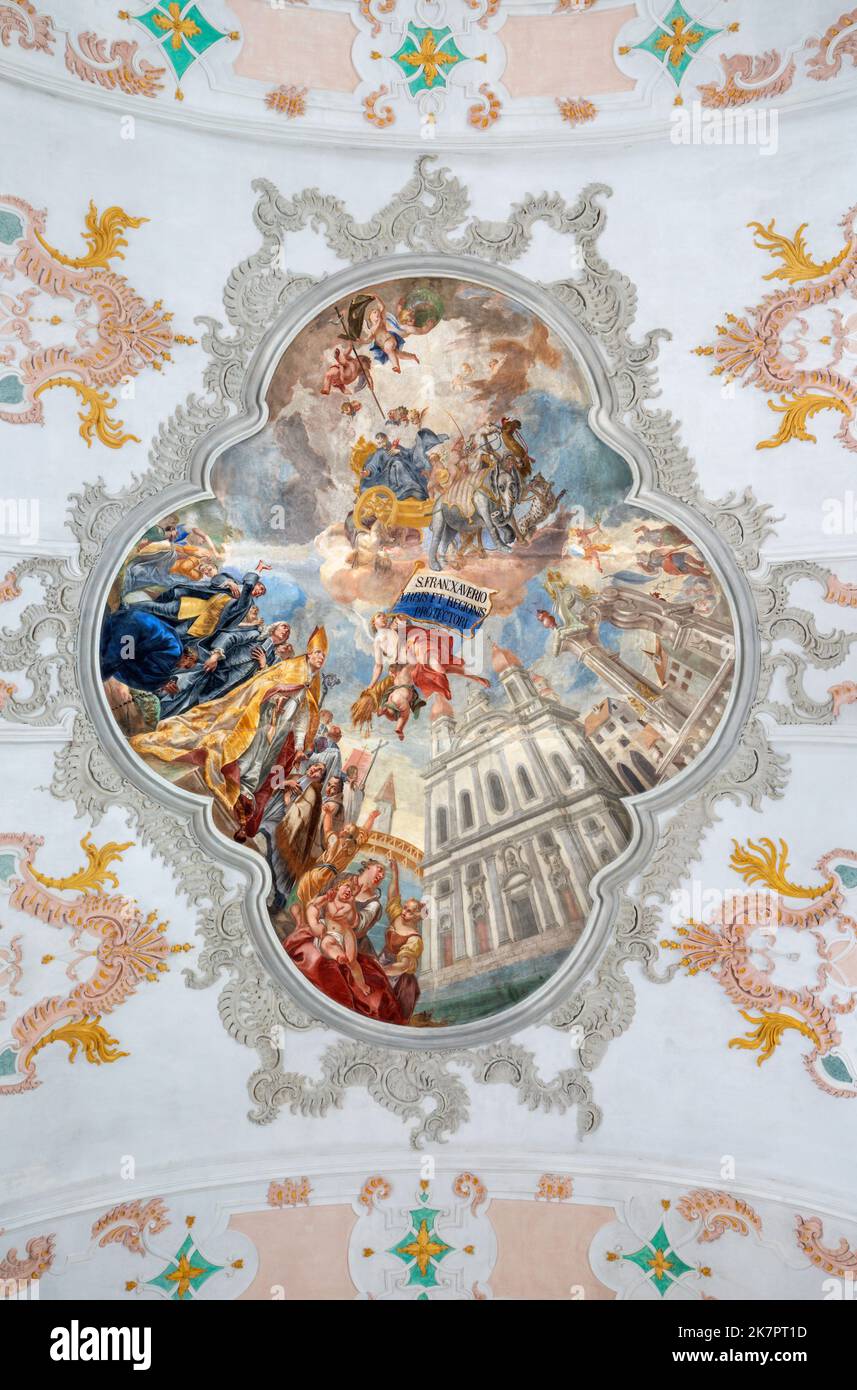 LUCERNA, SVIZZERA - GIUNIA 24, 2022: Il soffitto affresco di Gloroy di San Francesco Saverio e San Carlo Borromeo prima della chiesa gesuita Foto Stock