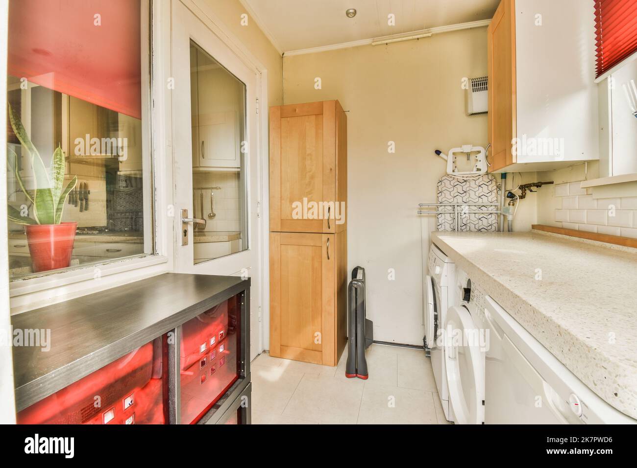 Locale caldaia di un edificio di appartamenti con lavatrici. Una piccola sala con comunicazioni ingegneristiche nel moderno appartamento Foto Stock