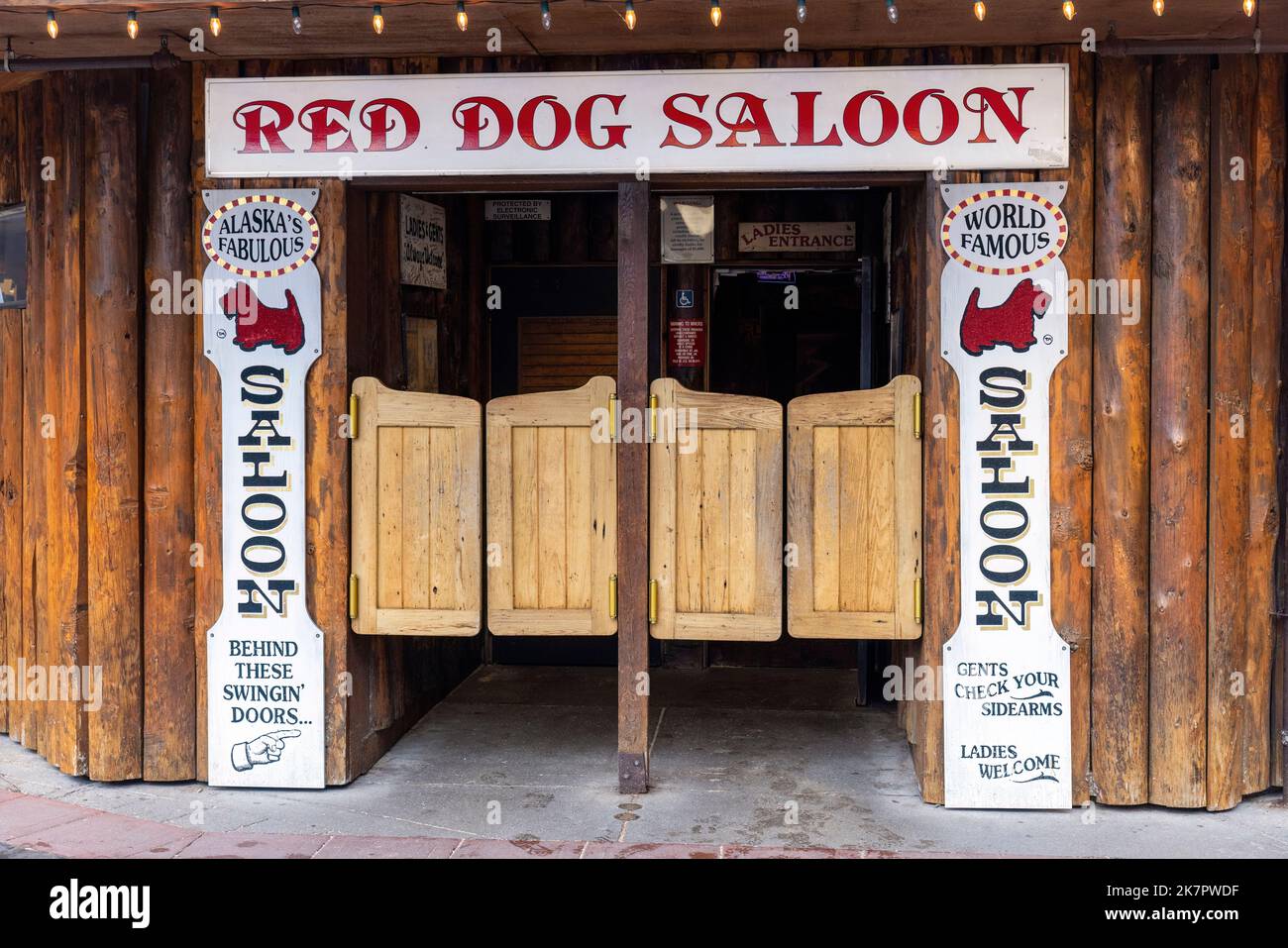 Ingresso al famoso Red Dog Saloon di Juneau, Alaska, USA Foto Stock