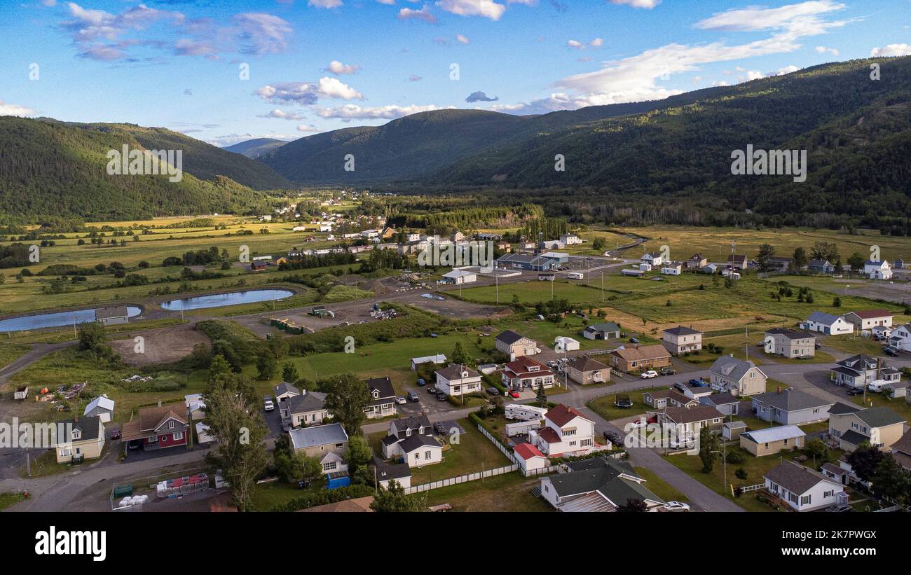 Chic-Choc Montagne sono raffigurati sullo sfondo della piccola città di Saint-Maxime-du-Mont-Louis nella regione Gaspesie del Québec il 26 luglio 2022. Foto Stock
