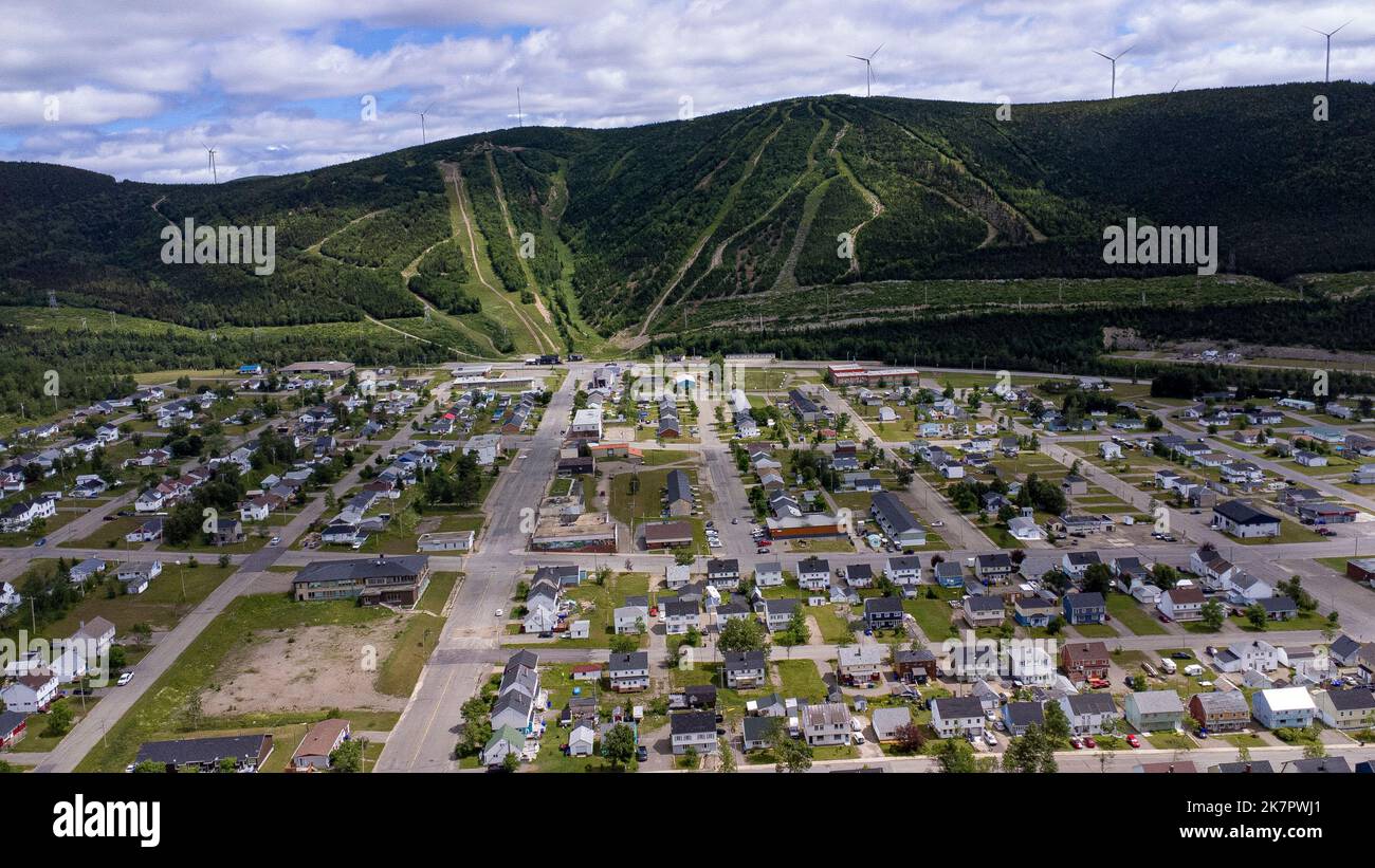 La stazione sciistica di Mont Miller è raffigurata sullo sfondo della città di Murdochville il 27 luglio 2022. Foto Stock