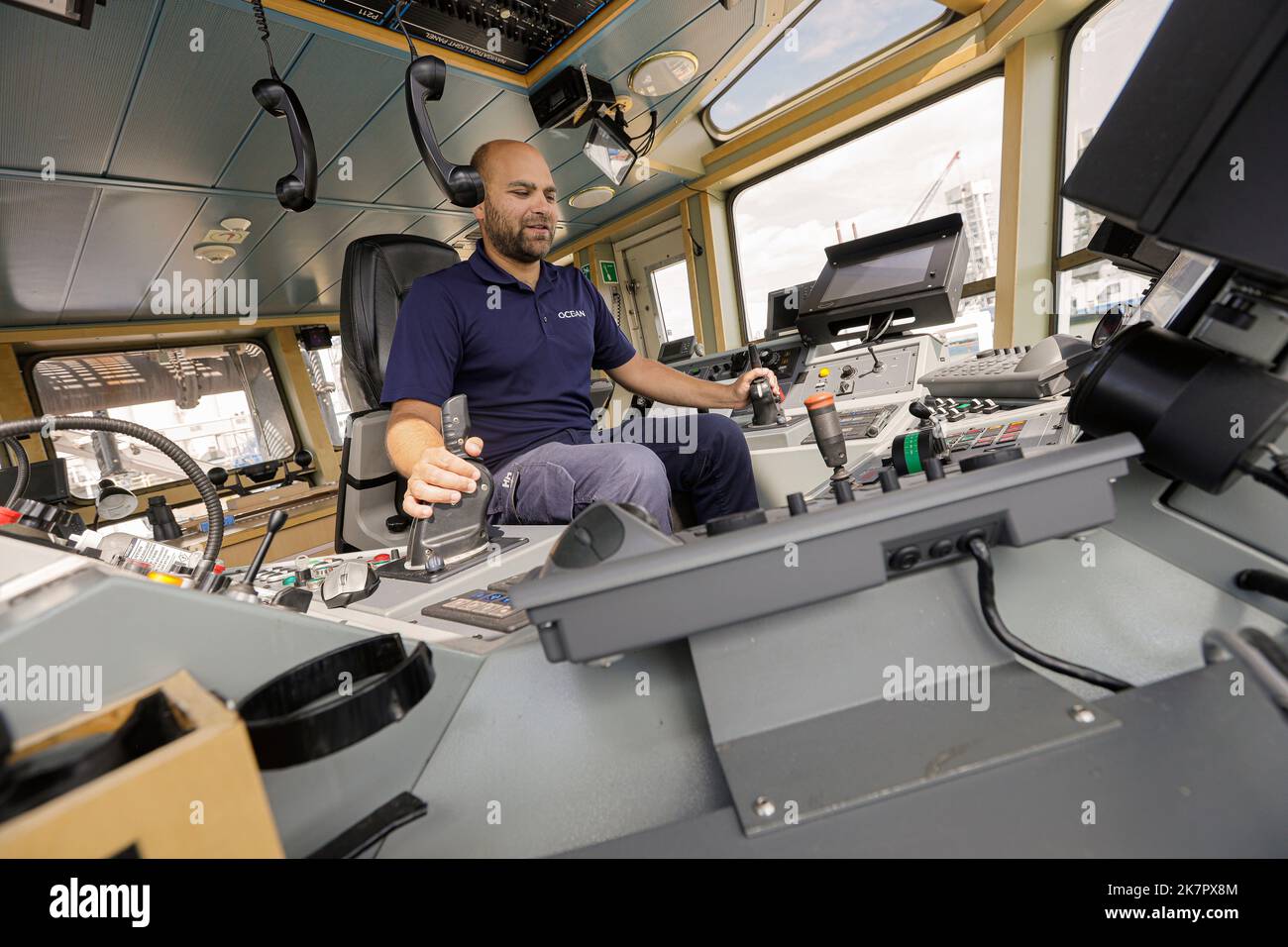 Jean-Philippe Picard, capitano di rimorchiatore per Groupe Ocean, prepara la sua nave prima di lasciare il porto nella città di Quebec il 25 agosto 2022. Foto Stock