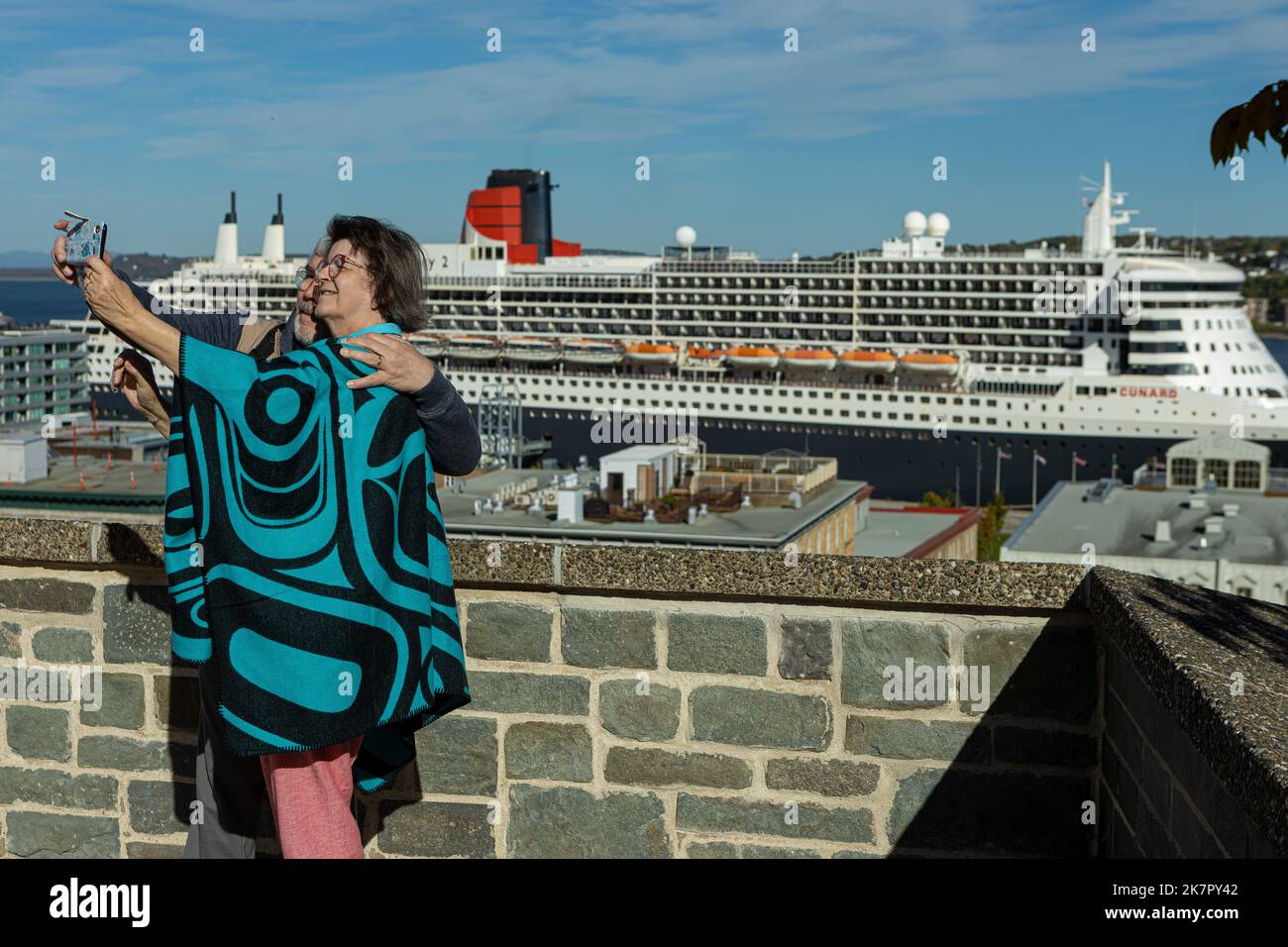 Una coppia prende un selfie con la nave da crociera Queen Mary 2 nel backgroud nel vecchio Quebec (Vieux-Quebec) il 30 settembre 2022. Foto Stock