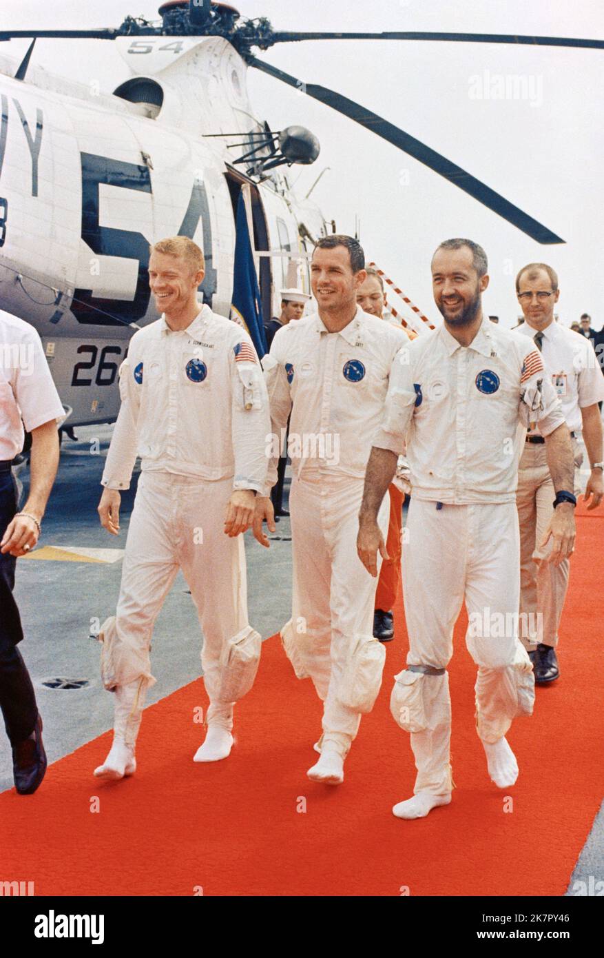 USS Guadalcanal, Stati Uniti. 18th Ott 2022. Gli astronauti della NASA Apollo 9, da sinistra a destra, Russell Schweickart, David Scott e James McDivitt camminano sul tappeto rosso dopo essere arrivati a bordo della USS Guadalcanal seguendo Splashdown nell'Oceano Atlantico, 13 marzo 1969 al largo della costa della Florida. McDivitt comandò la prima missione spaziale Gemini e comandò Apollo 9 durante il primo volo orbitale con equipaggio di un modulo lunare, morì il 15 ottobre 2022 all'età di 93 anni. Credit: NASA/NASA/Alamy Live News Foto Stock