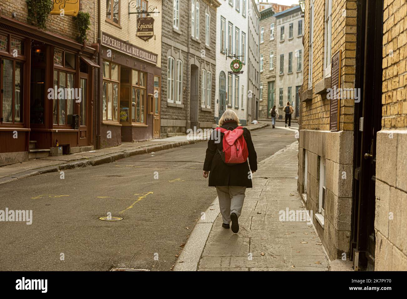 Una donna cammina nel vecchio quartiere della città di Quebec il 30 settembre 2022. Foto Stock