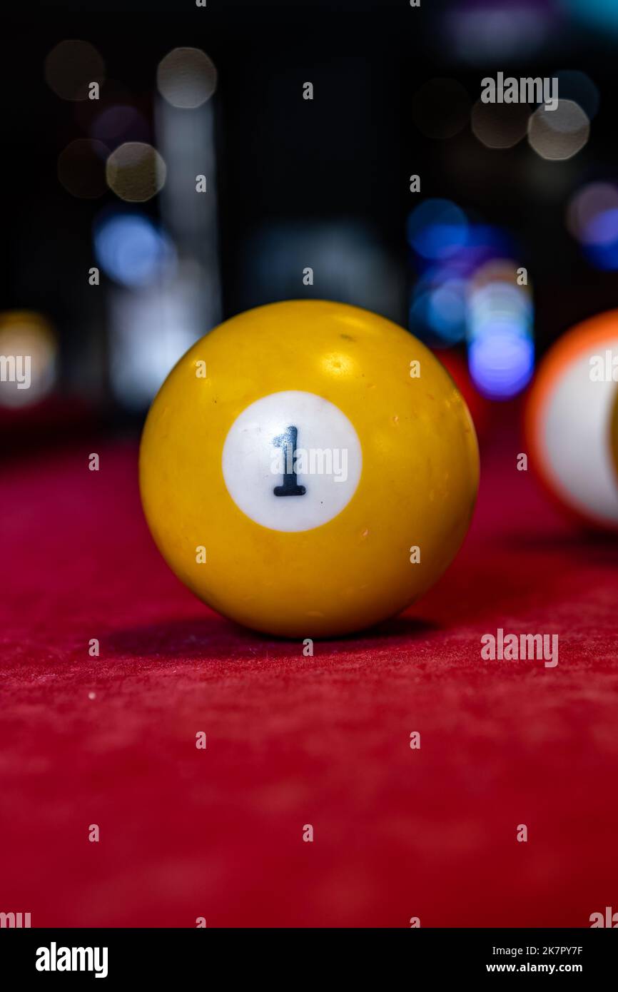 palla giocare snooker biliardo palla rossa luci da tavolo Foto Stock