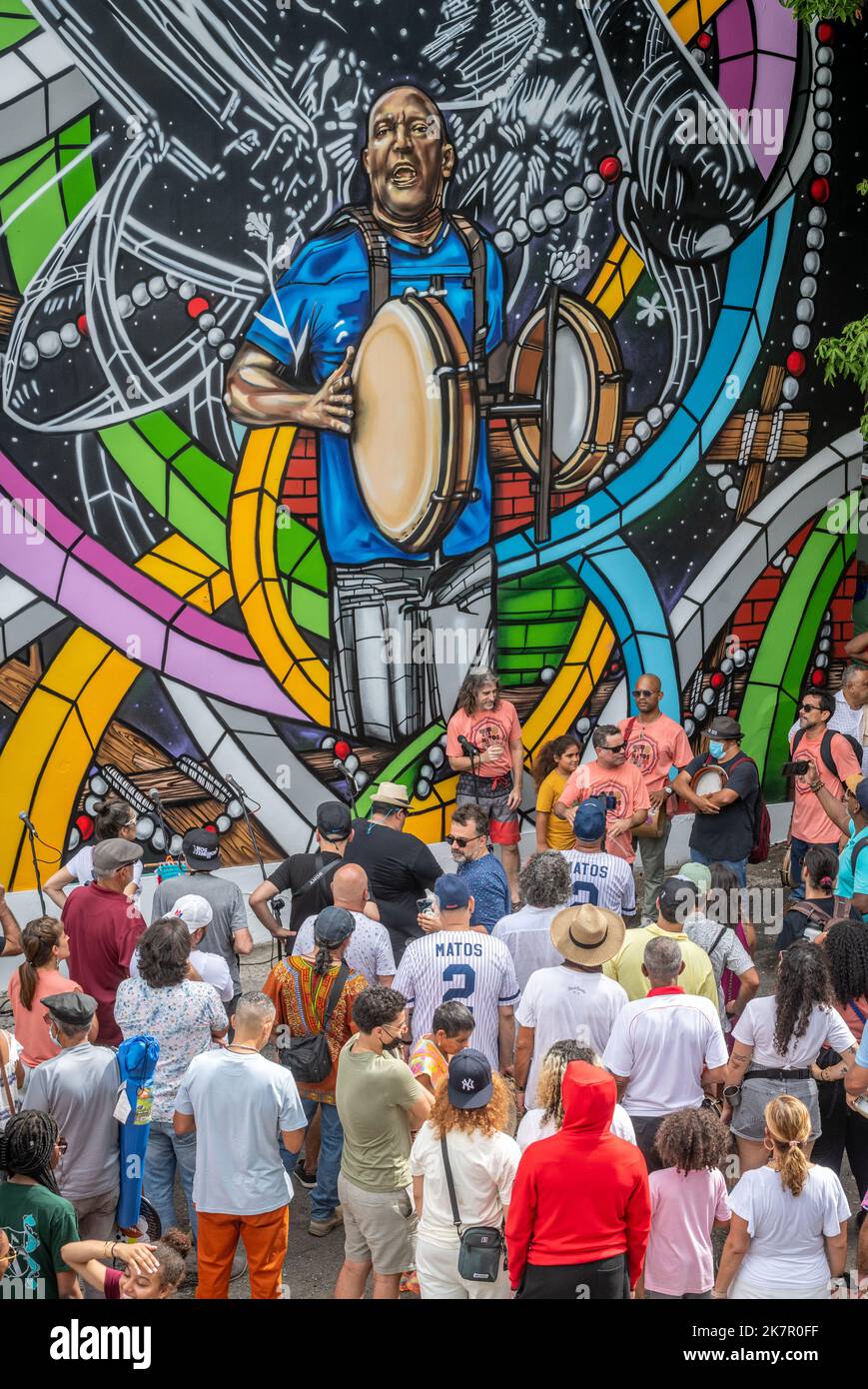 Il pubblico si riunisce di fronte al murale di Tito Matos a Festival in suo onore Foto Stock