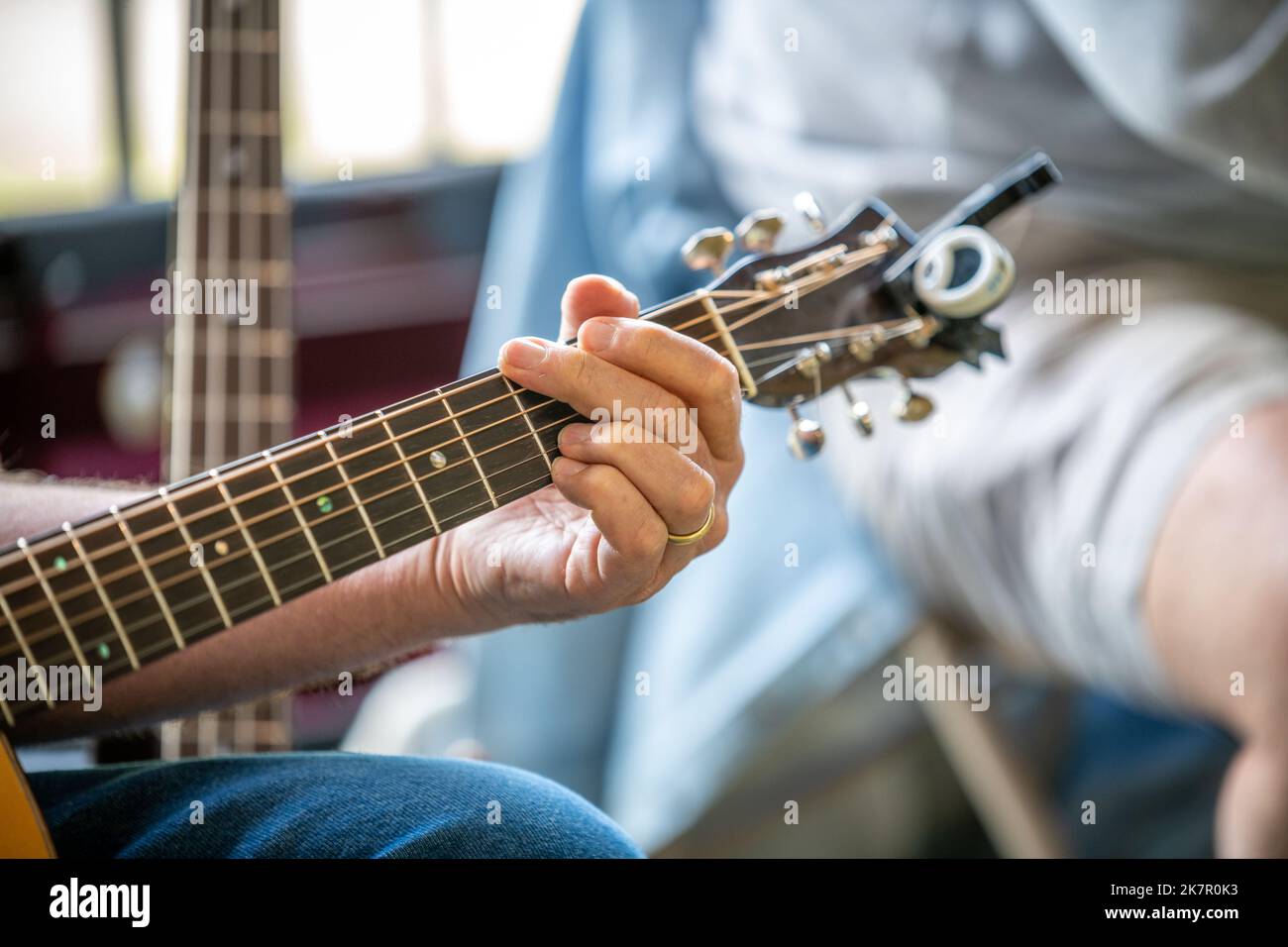 Uomo che suona la chitarra nel padiglione del Blue Ridge Music Center Foto Stock