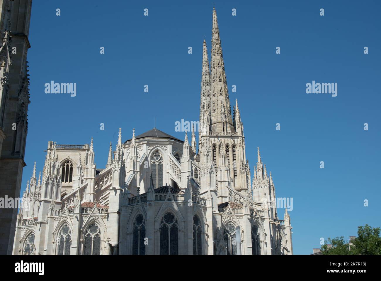 Parte superiore della cattedrale in una giornata di sole. Bordeaux. Francia Foto Stock