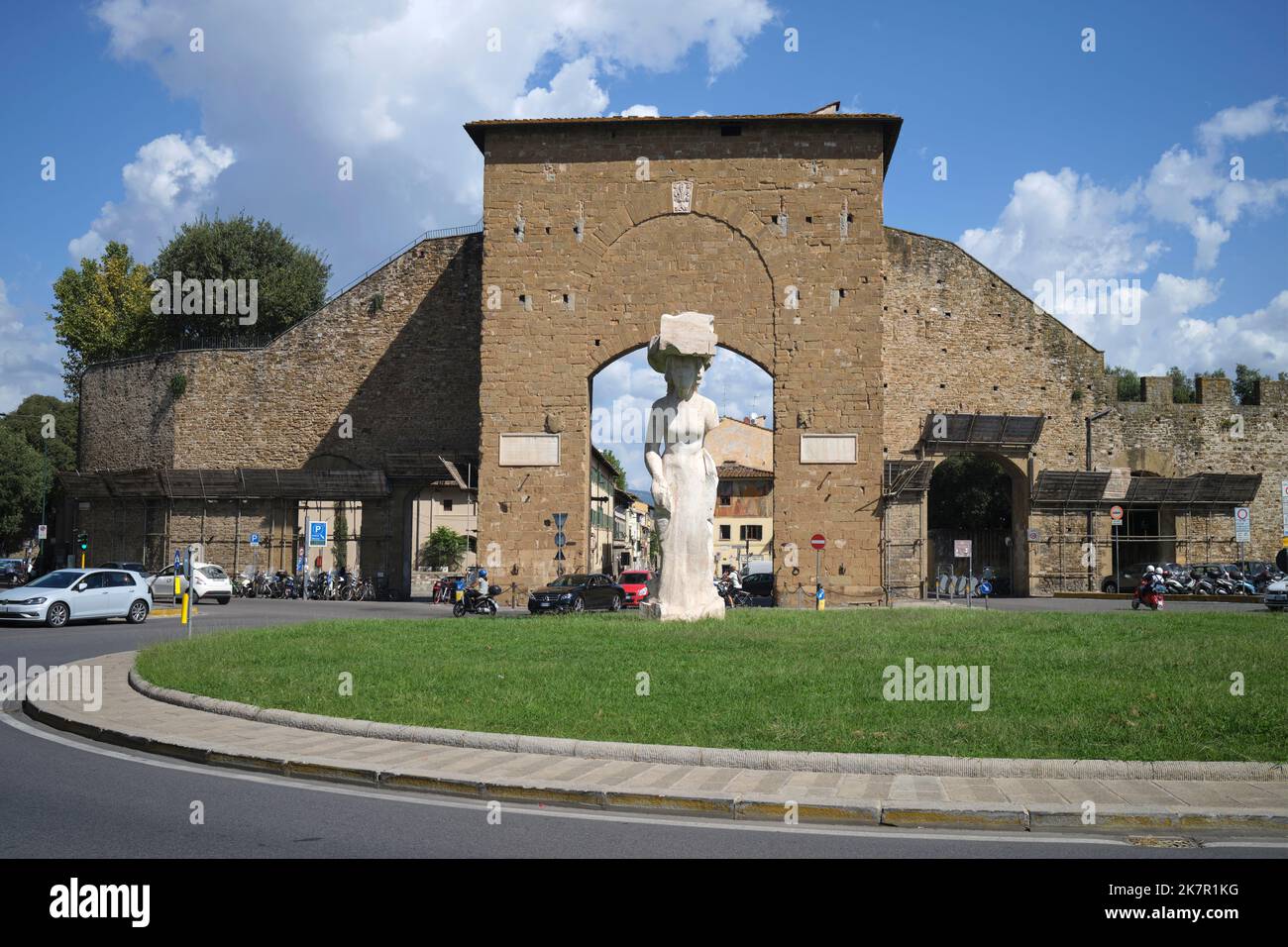 Porta Romana porta con la scultura Dietrofront di Pistoletto Piazzale di porta Romana Firenze Italia Foto Stock