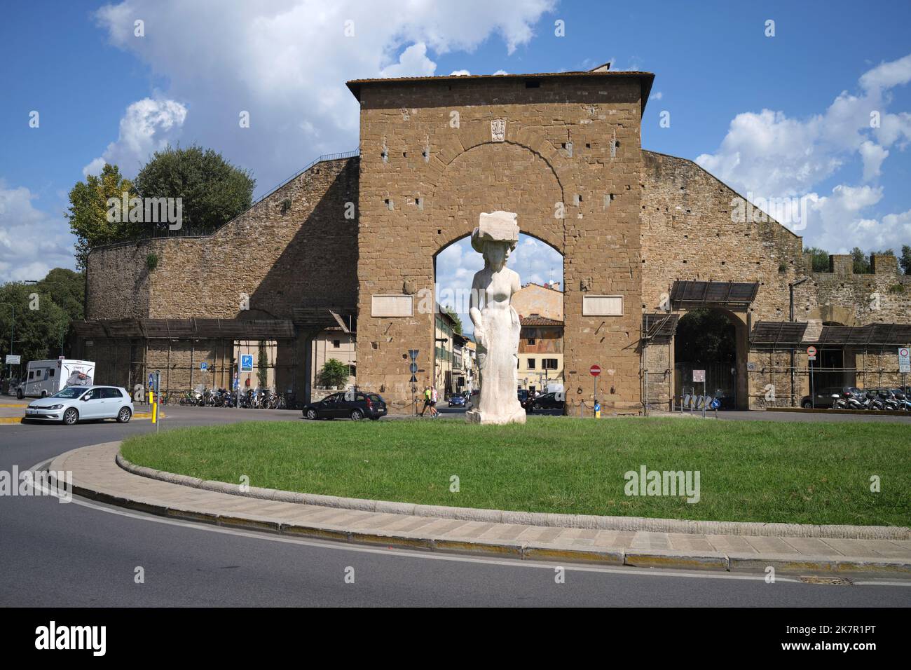 Porta Romana porta con la scultura Dietrofront di Pistoletto Piazzale di porta Romana Firenze Italia Foto Stock