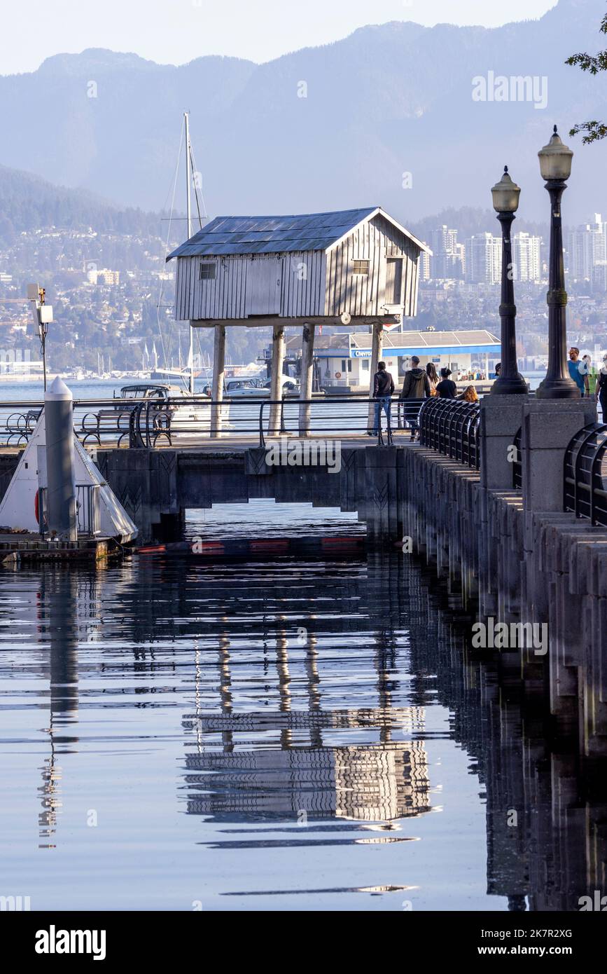 Arte pubblica 'Lightshed' a Coal Harbour dell'artista Liz Magor - Vancouver, British Columbia, Canada Foto Stock