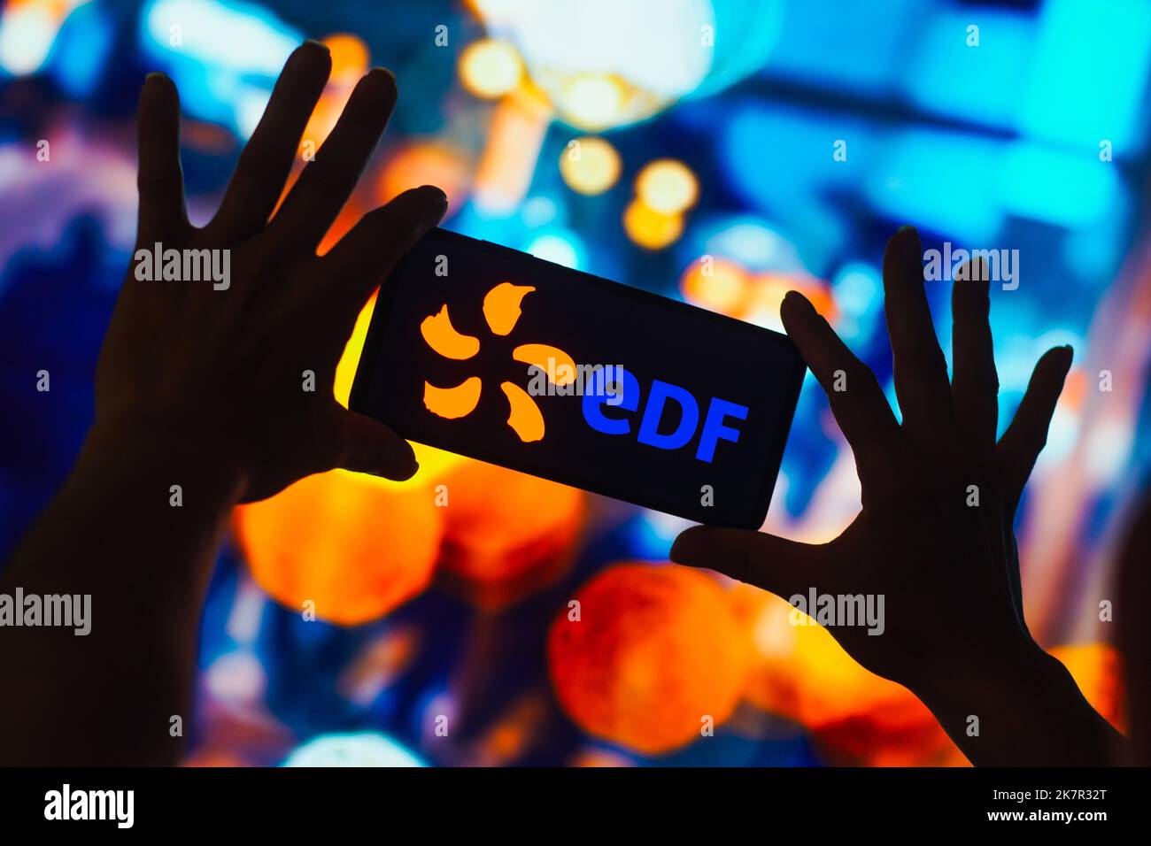 In questa immagine, il logo EDF (Électricité de France) viene visualizzato sullo schermo di uno smartphone. Foto Stock