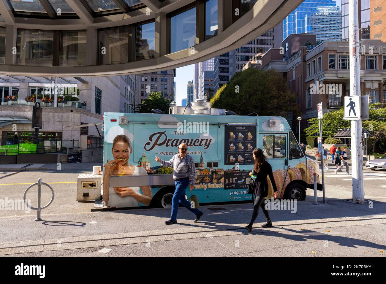 Street scene nel centro di Vancouver con il camion del cibo Praguery - Vancouver, British Columbia, Canada Foto Stock