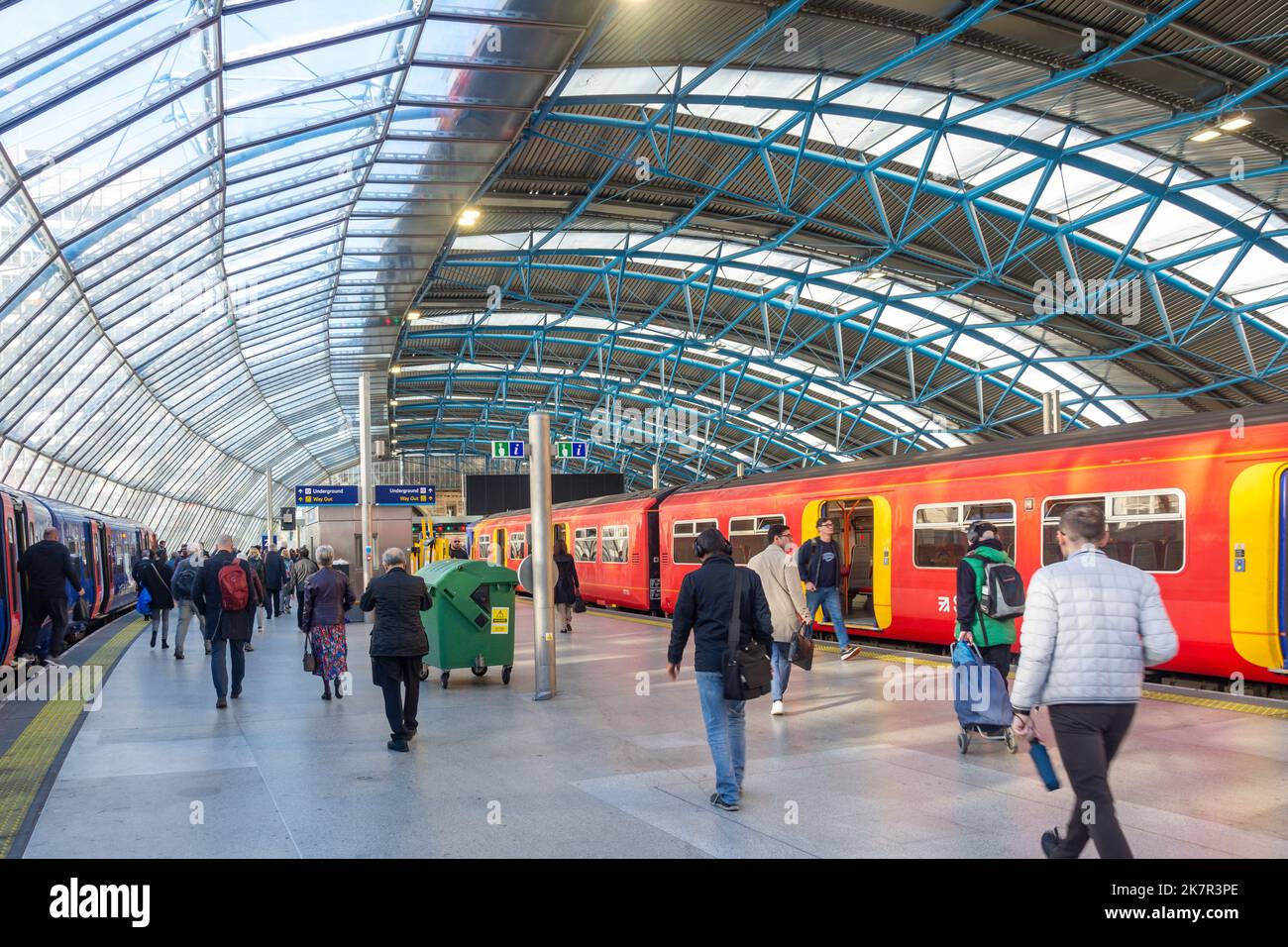 I passeggeri che lasciano il treno alla London Waterloo Station, Waterloo, London Borough of Lambeth, Greater London, England, United Kingdom Foto Stock