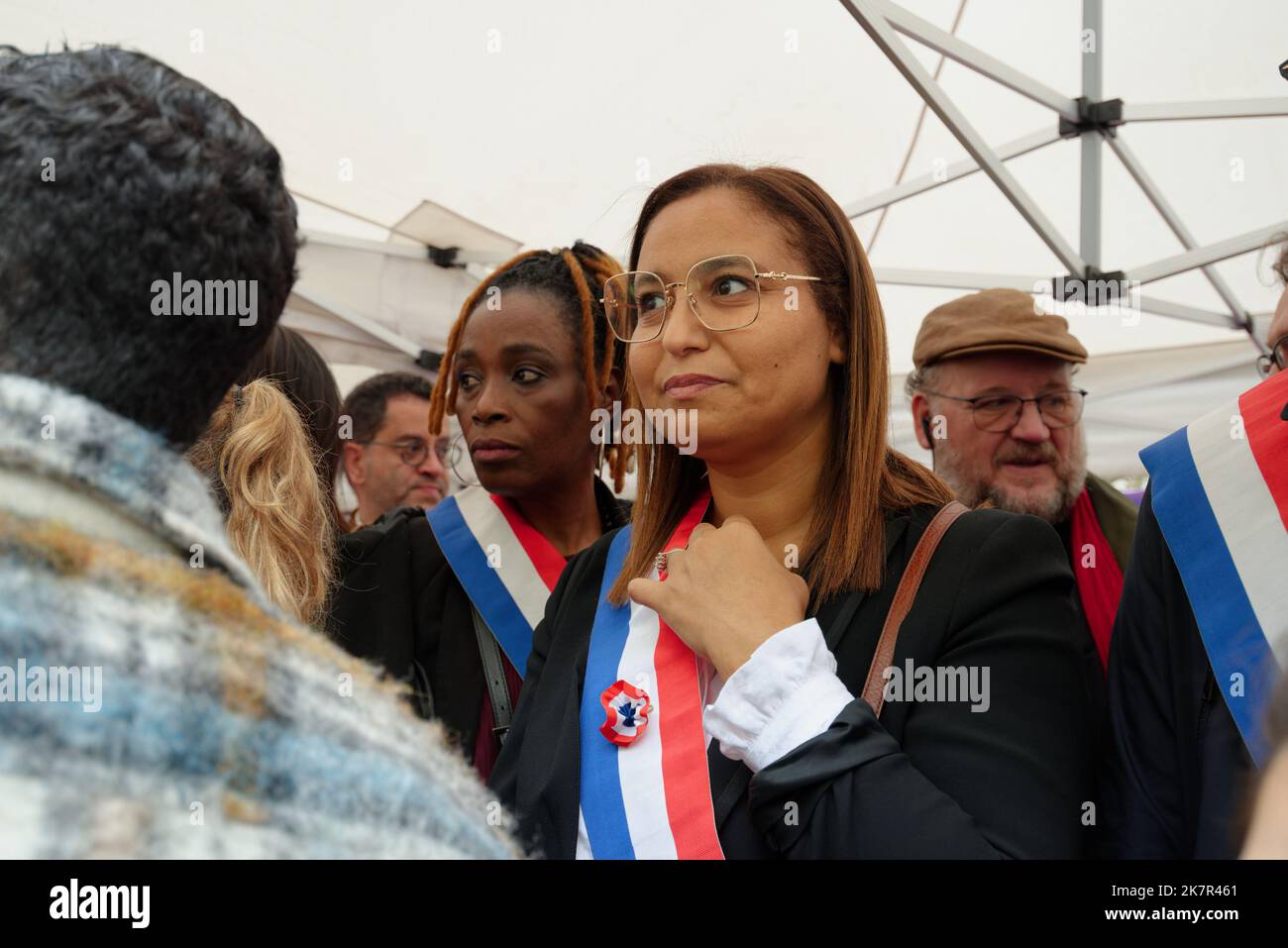 Giornata di sciopero e protesta interprofessionale per gli aumenti salariali, qui a Parigi circa 20.000 persone stanno marciando tra Place d'Italie e Invalides Foto Stock