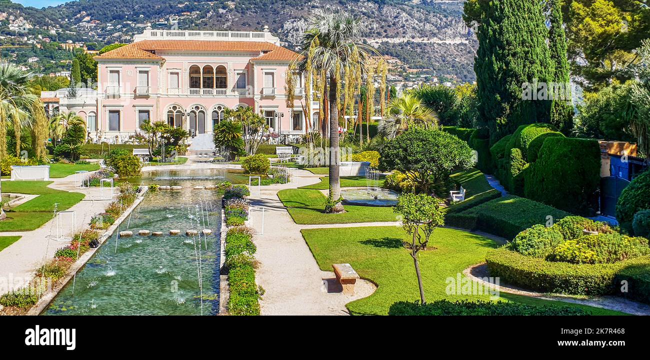 Fioritura alla Villa Ephrussi de Rothschild a Cap Saint Martin e una piccola piscina - natura stupefacente nel Parco dei Vills (giapponese, toscano, sud c Foto Stock