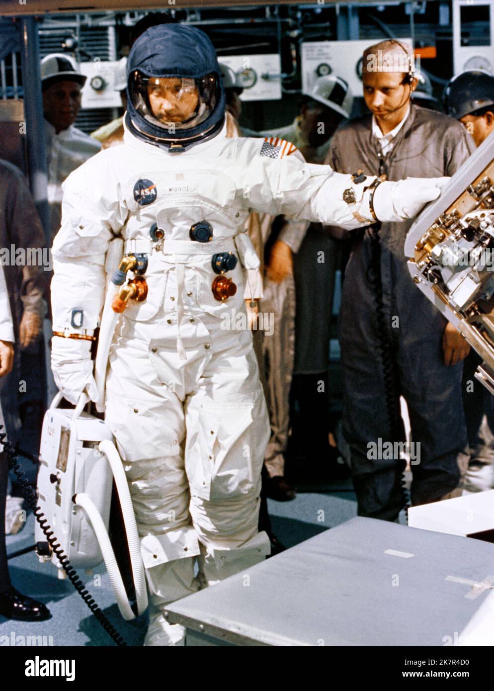 Houston, Stati Uniti. 18th Ott 2022. La squadra della NASA Apollo 9, astronauta James A. McDivitt, è in piedi per partecipare all'attività di test funzionale e di idoneità del compartimento dell'equipaggio a North American Rockwell, 19 luglio 1968 a Houston, Texas. McDivitt comandò la prima missione spaziale e prese parte al primo volo orbitale con equipaggio di un modulo lunare, durante l'Apollo 9, morì il 15 ottobre 2022 all'età di 93 anni. Credit: NASA/NASA/Alamy Live News Foto Stock